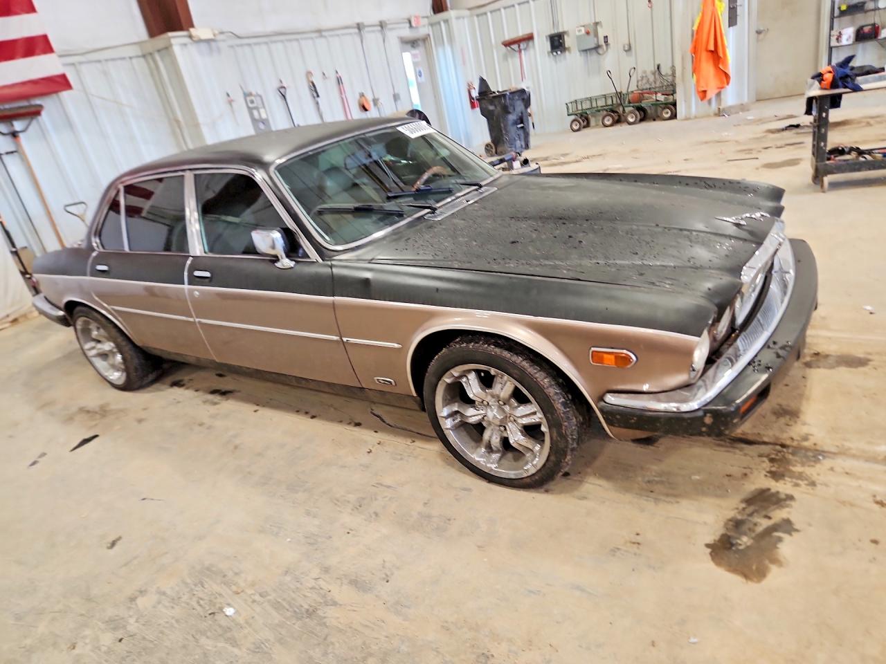 1985 Jaguar Xj6 Vanden Plas Two Tone vin: SAJAY1343FC397388