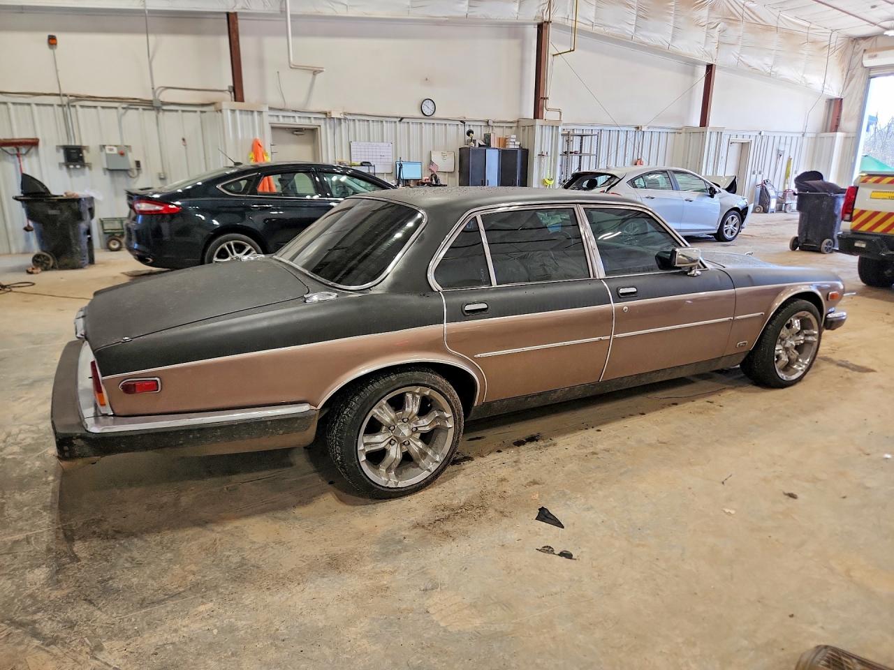 1985 Jaguar Xj6 Vanden Plas Two Tone vin: SAJAY1343FC397388