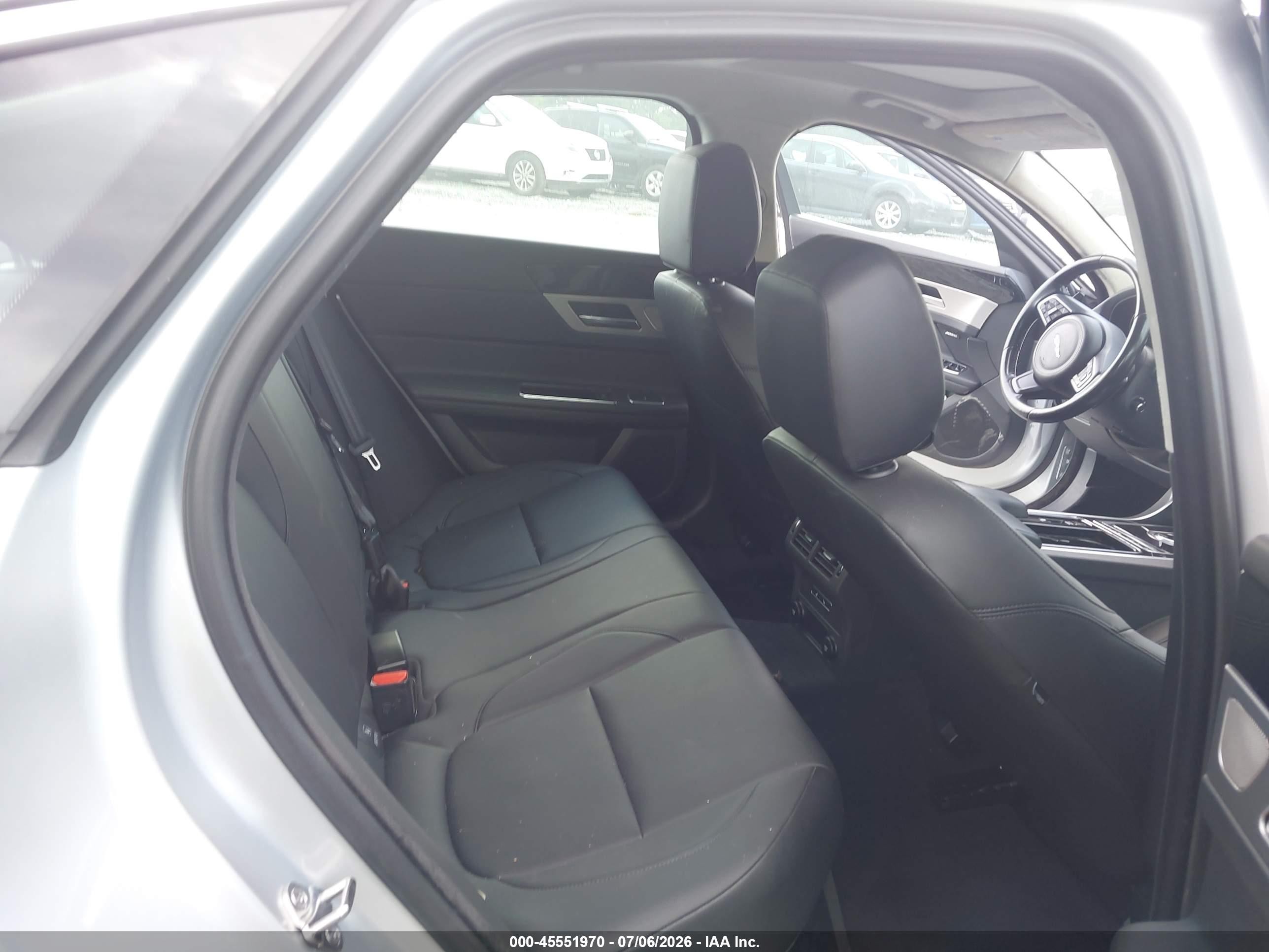 2019 Jaguar Xf 30t Premium Silver vin: SAJBD4GX8KCY76454