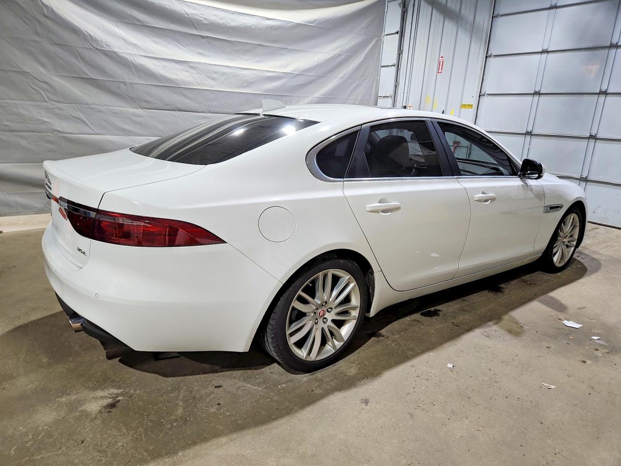 2016 Jaguar Xf Prestige White vin: SAJBE4BV8GCY02669