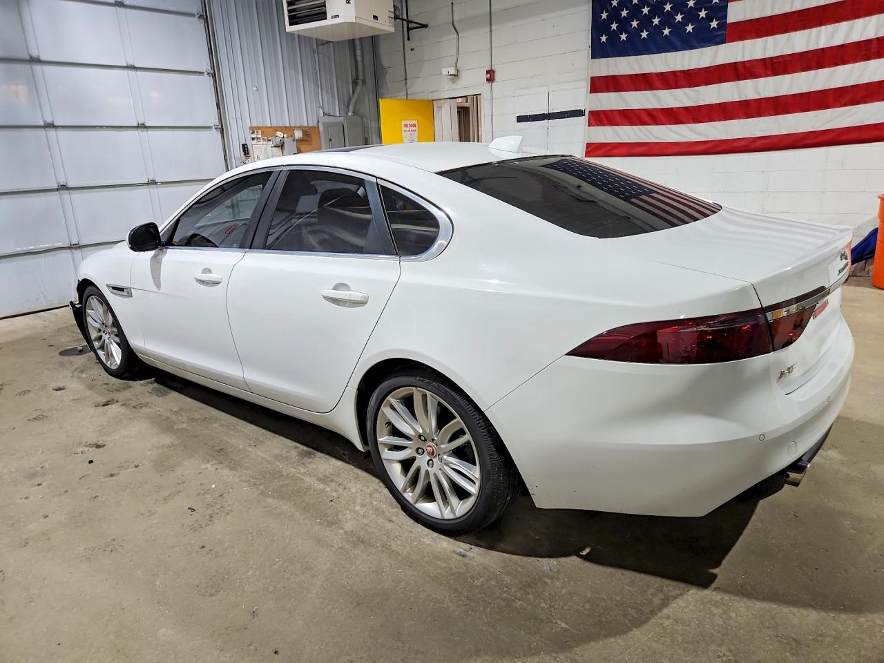 2016 Jaguar Xf Prestige White vin: SAJBE4BV8GCY02669