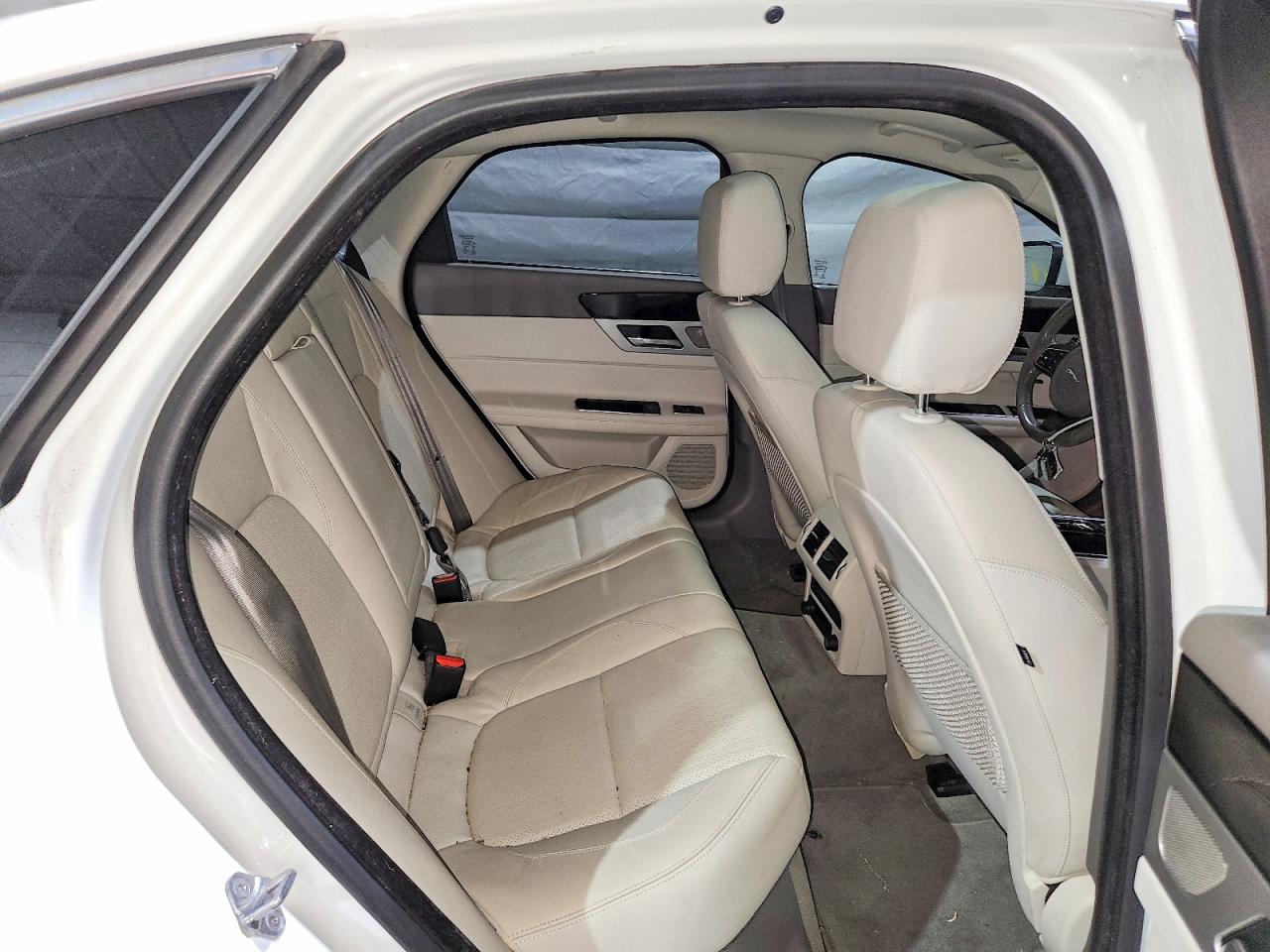 2016 Jaguar Xf Prestige White vin: SAJBE4BV8GCY02669