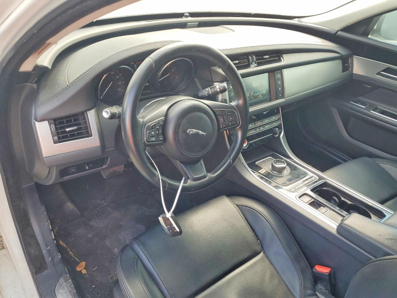 2018 Jagu Jaguar Xf 2wd 4c 4d Sedan 25t White vin: SAJBR4FX7JCY70596