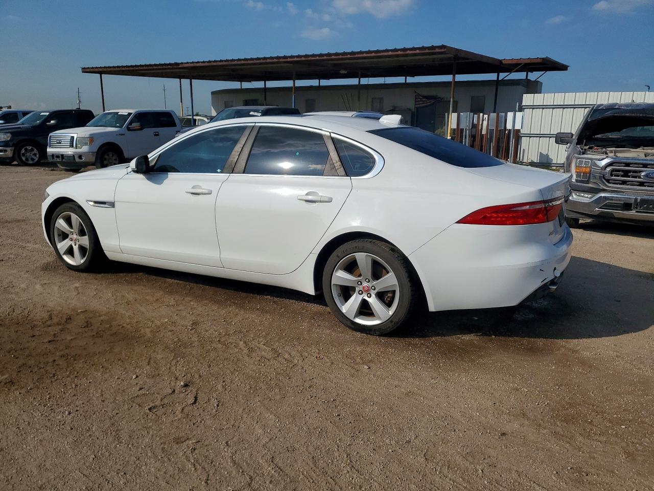 2018 Jagu Jaguar Xf 2wd 4c 4d Sedan 25t White vin: SAJBR4FX7JCY70596