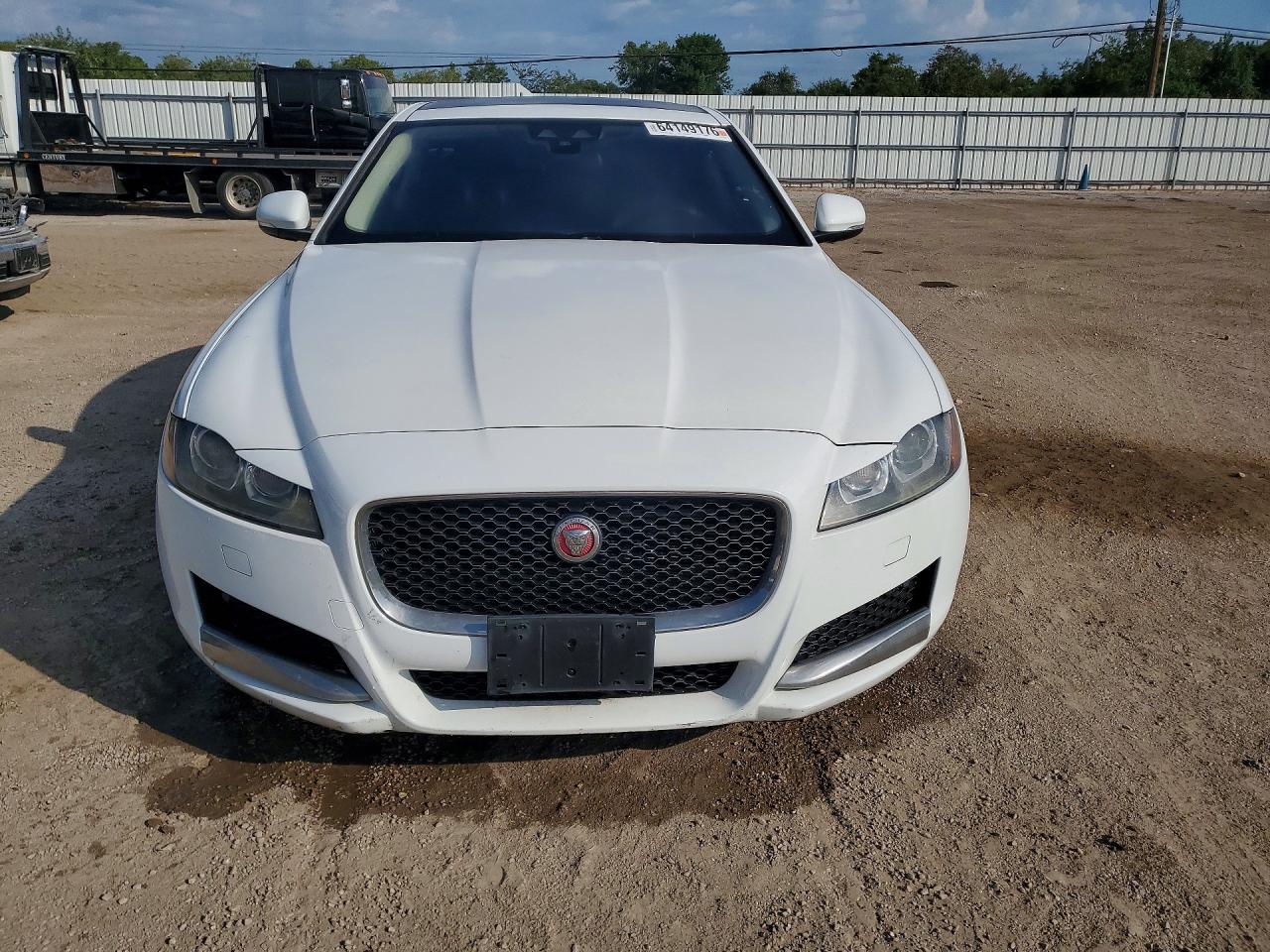 2018 Jagu Jaguar Xf 2wd 4c 4d Sedan 25t White vin: SAJBR4FX7JCY70596