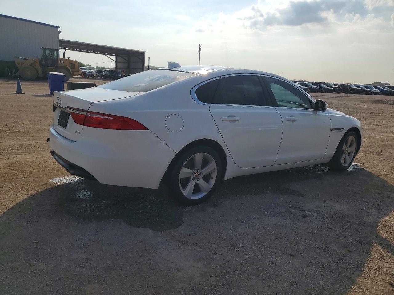 2018 Jagu Jaguar Xf 2wd 4c 4d Sedan 25t White vin: SAJBR4FX7JCY70596