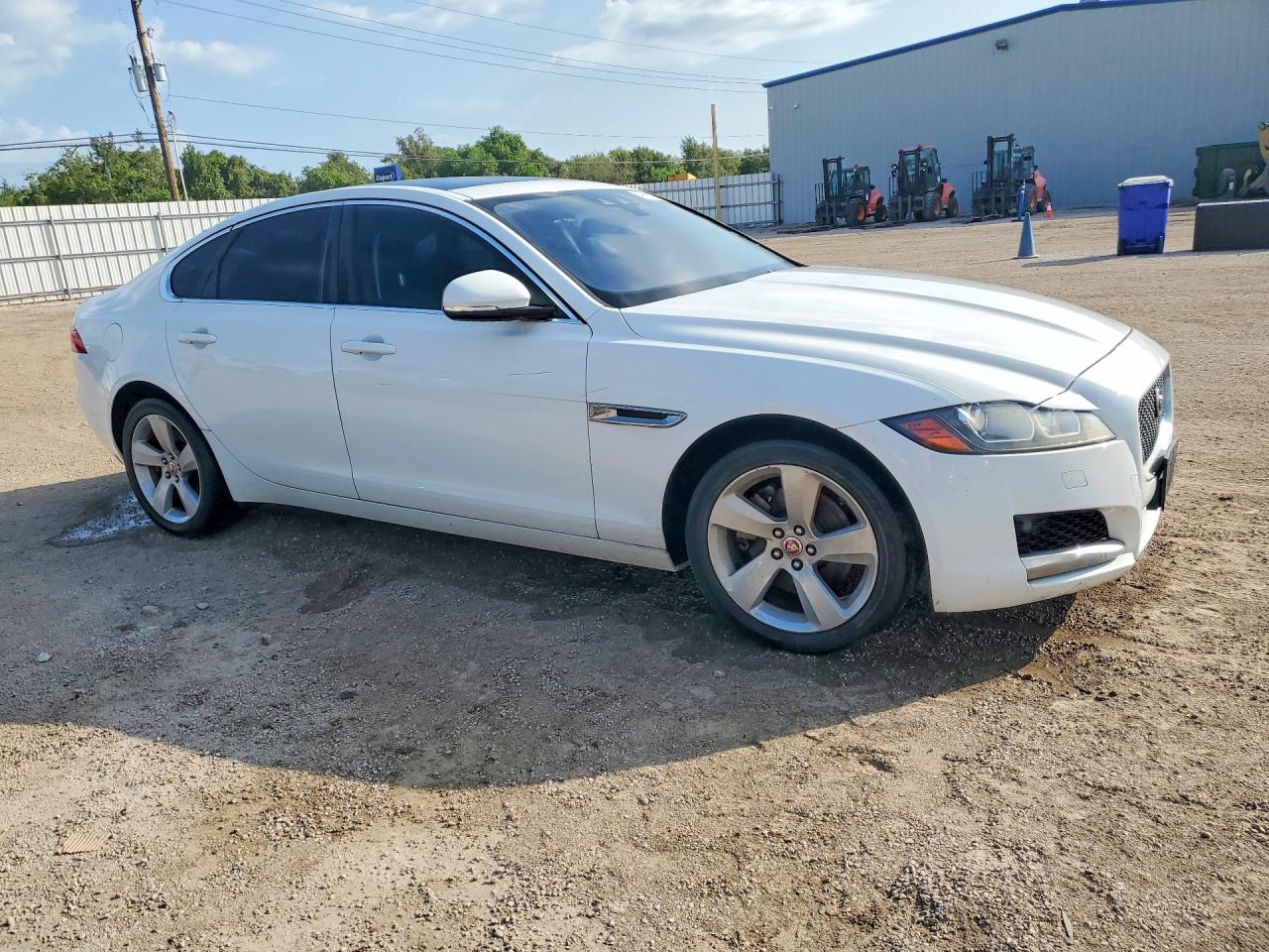 2018 Jagu Jaguar Xf 2wd 4c 4d Sedan 25t White vin: SAJBR4FX7JCY70596