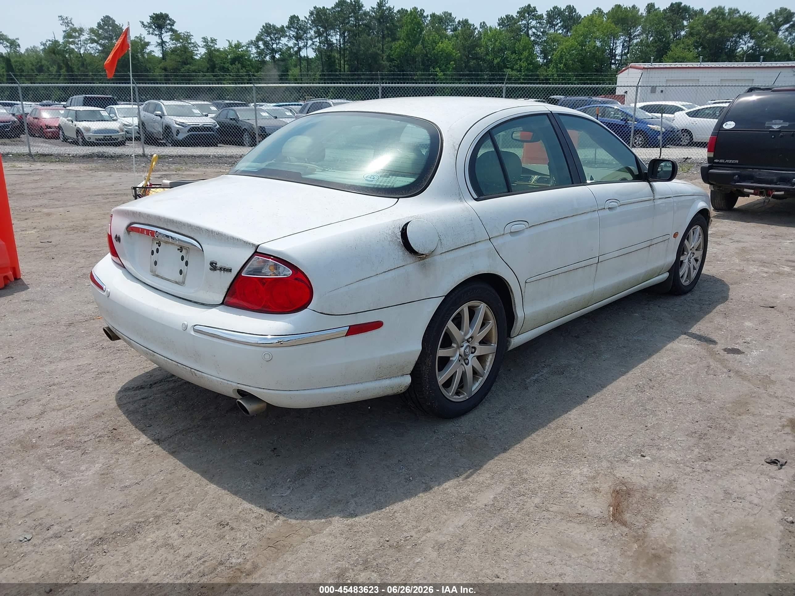 2000 Jaguar S-type 4.0l V8 White vin: SAJDA01D2YGL55322