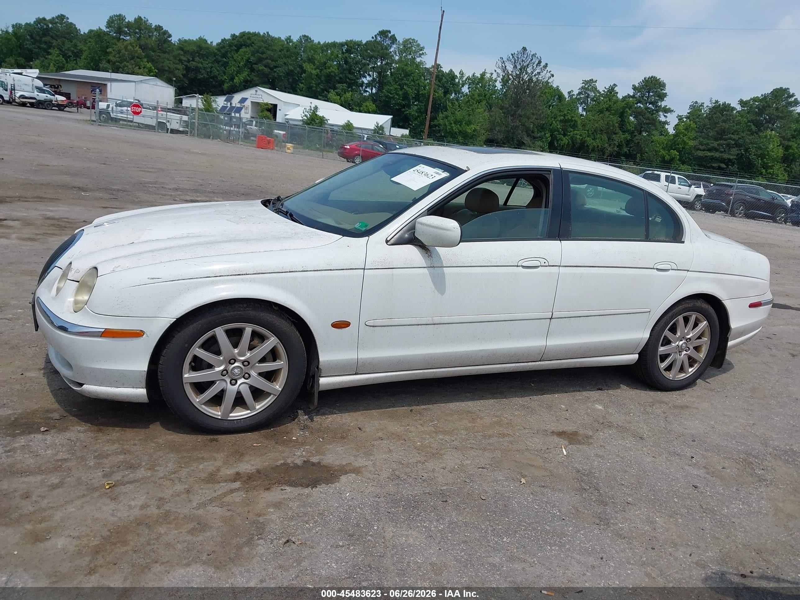 2000 Jaguar S-type 4.0l V8 White vin: SAJDA01D2YGL55322