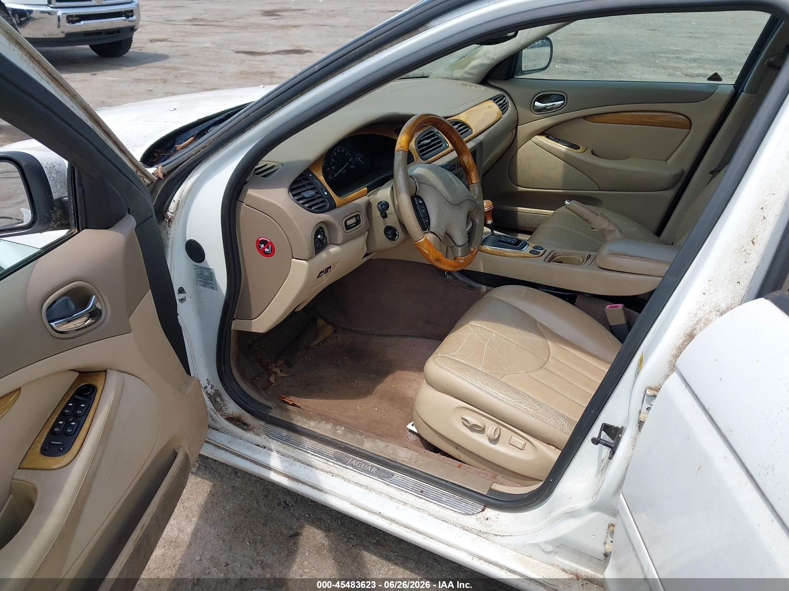 2000 Jaguar S-type 4.0l V8 White vin: SAJDA01D2YGL55322
