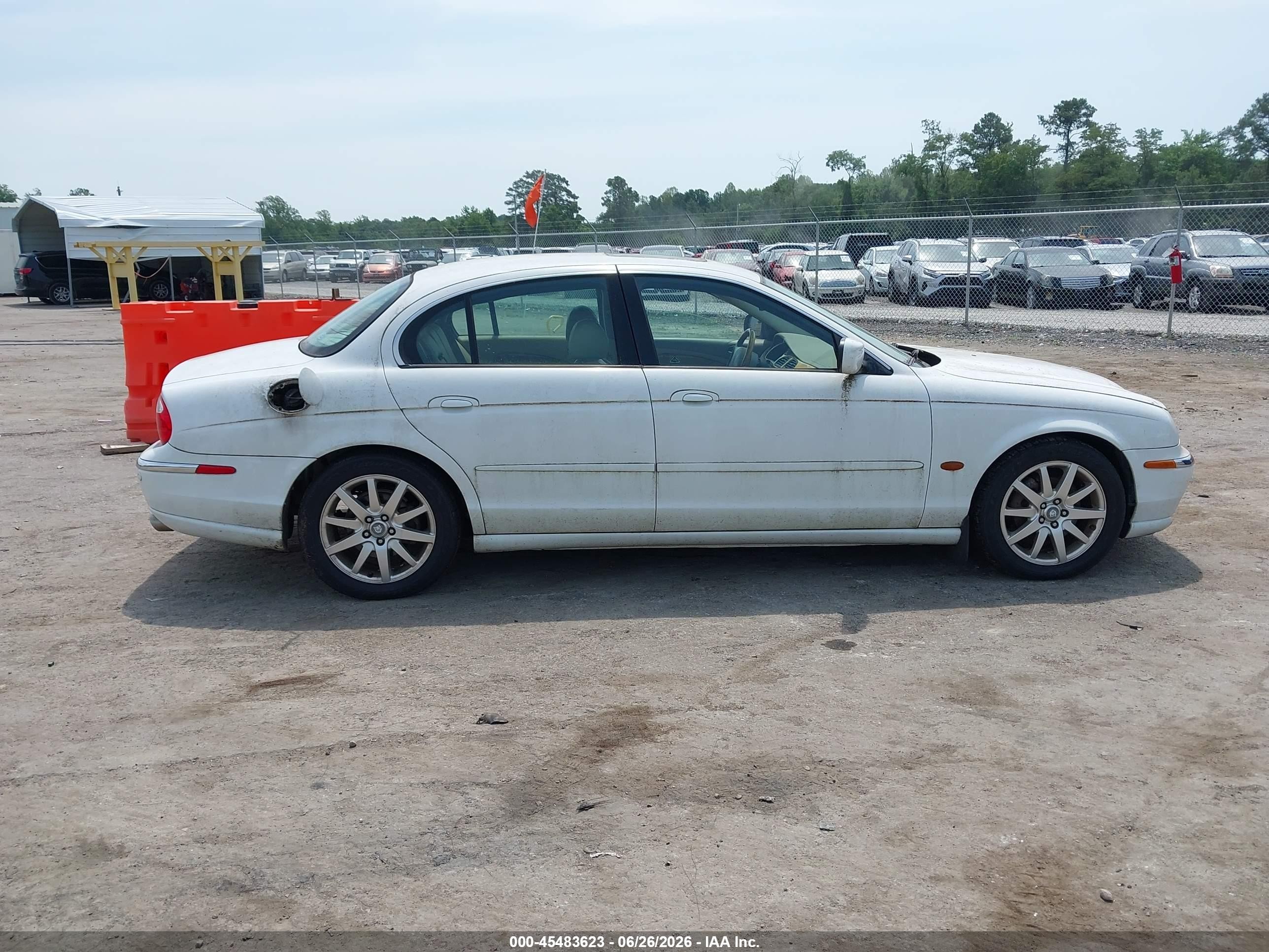 2000 Jaguar S-type 4.0l V8 White vin: SAJDA01D2YGL55322
