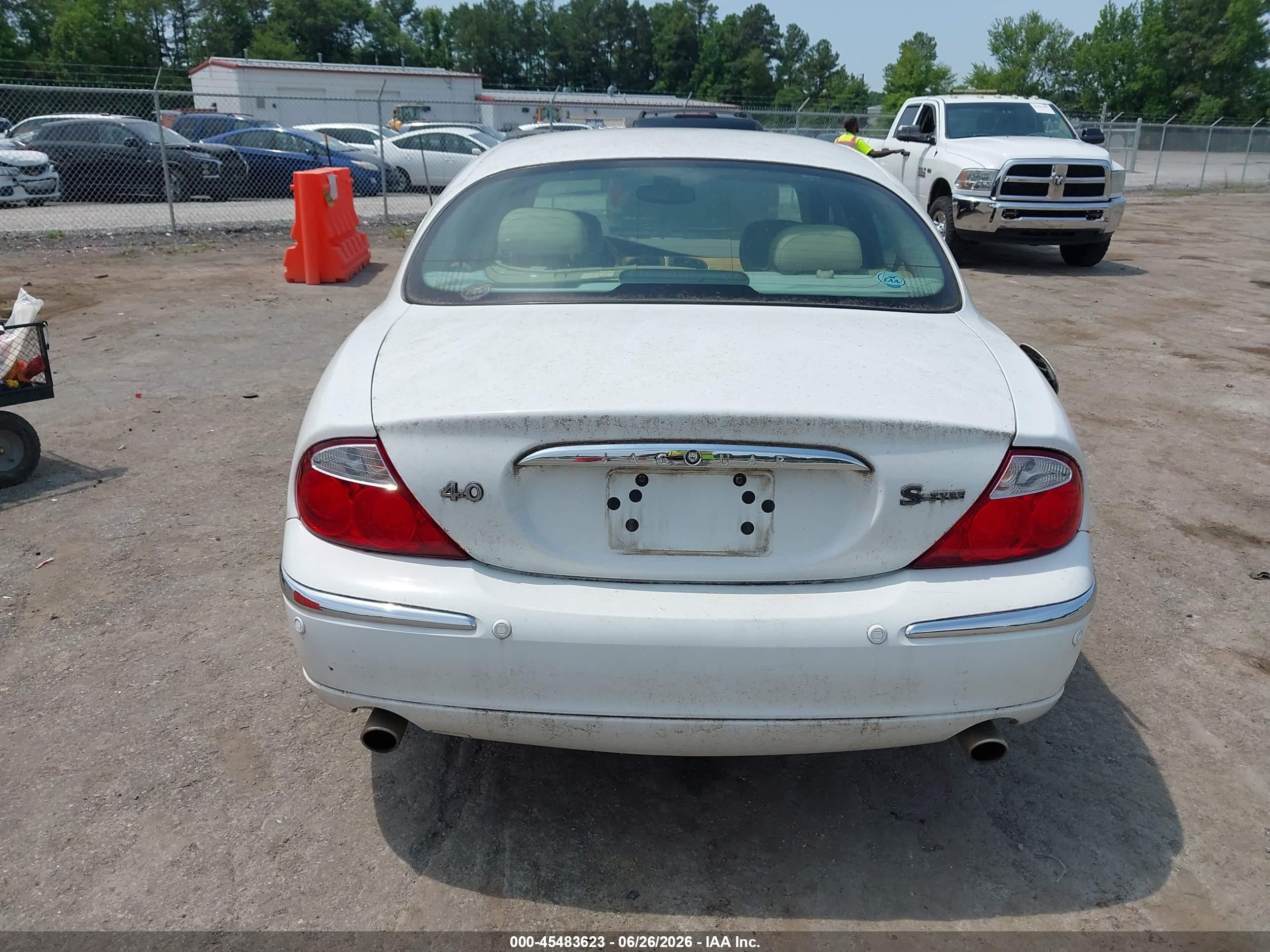 2000 Jaguar S-type 4.0l V8 White vin: SAJDA01D2YGL55322