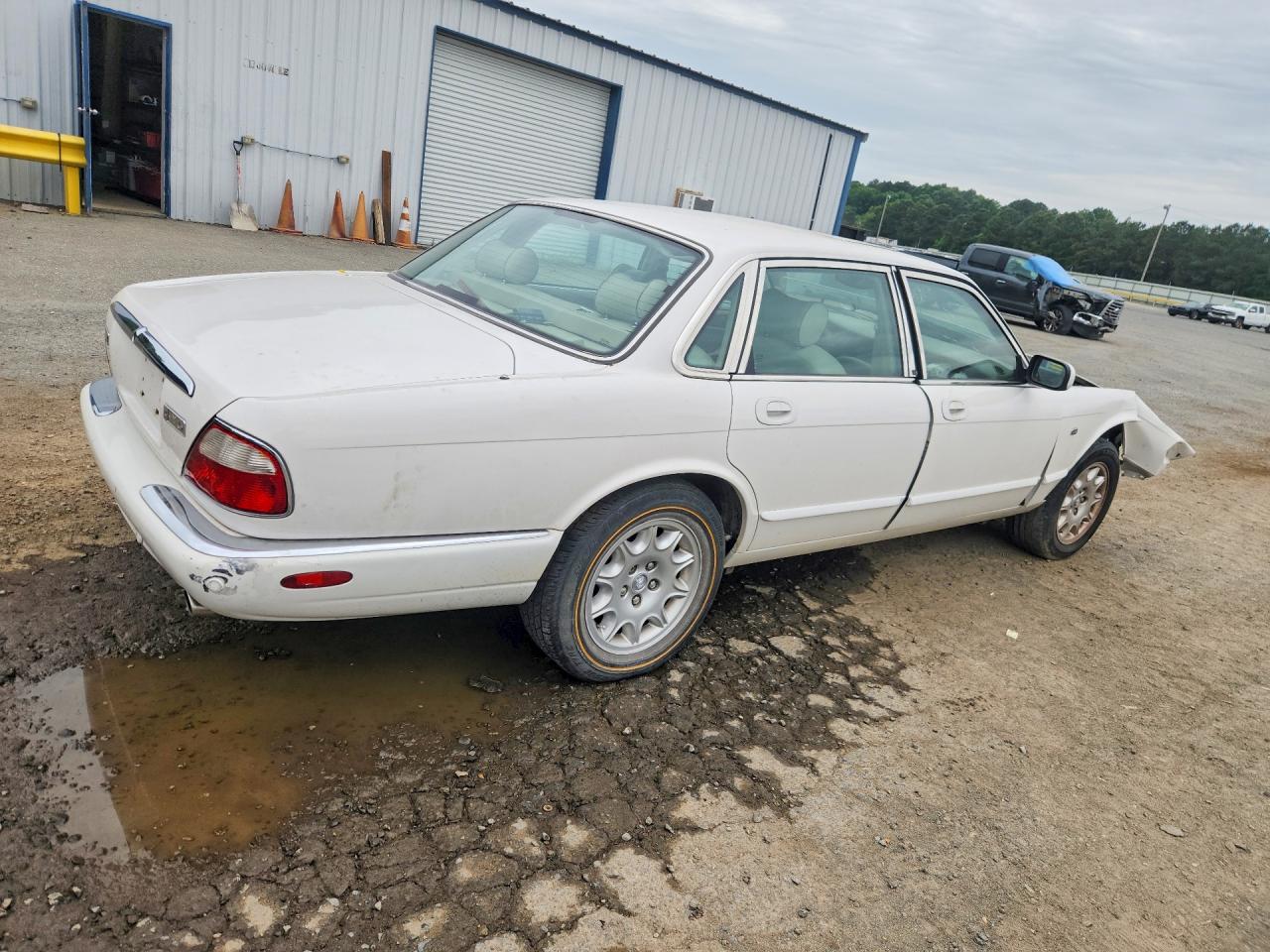 2001 Jaguar Xj8 White vin: SAJDA14C61LF35041