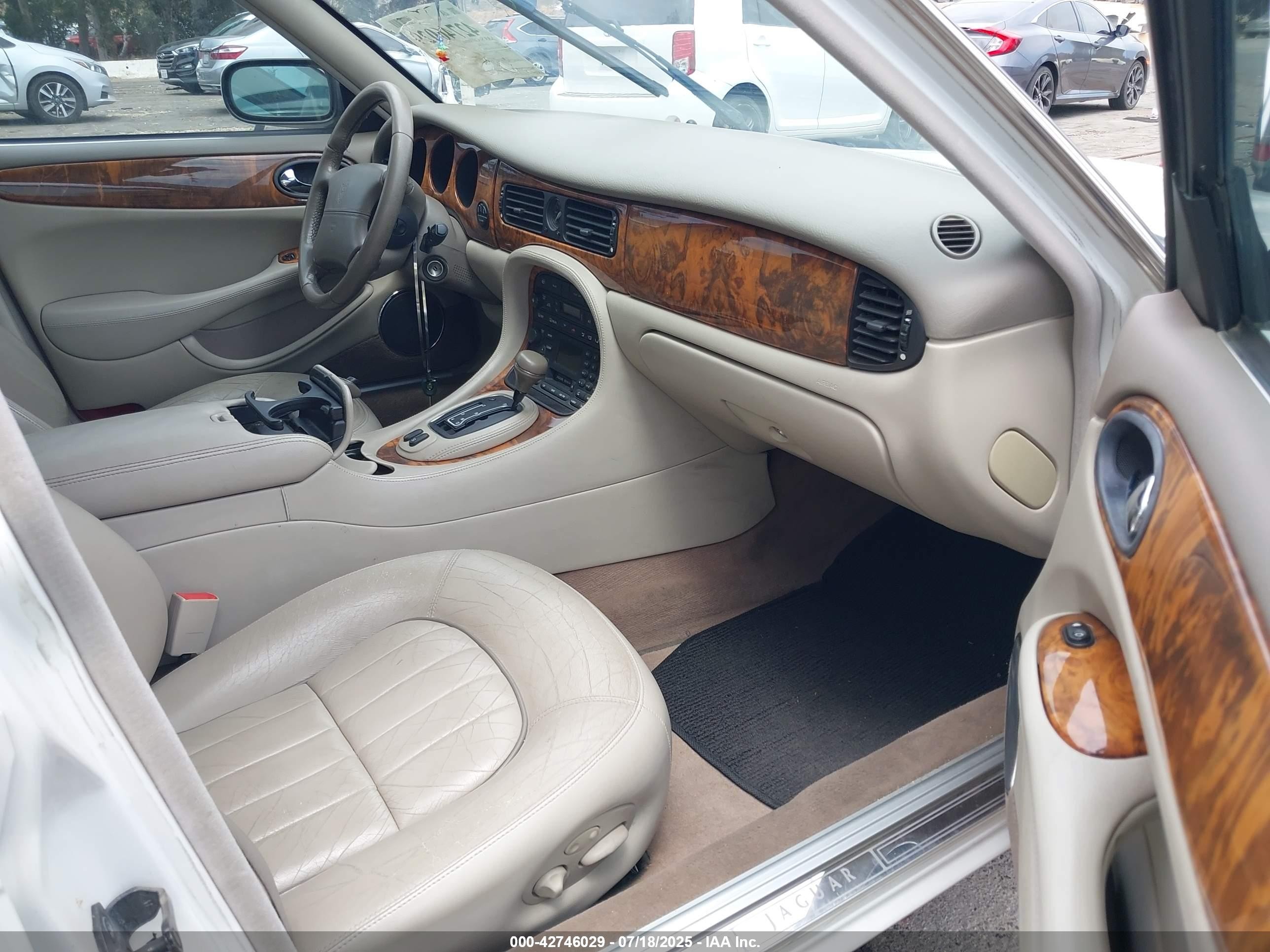 2001 Jaguar Xj8   White vin: SAJDA14C61LF39039