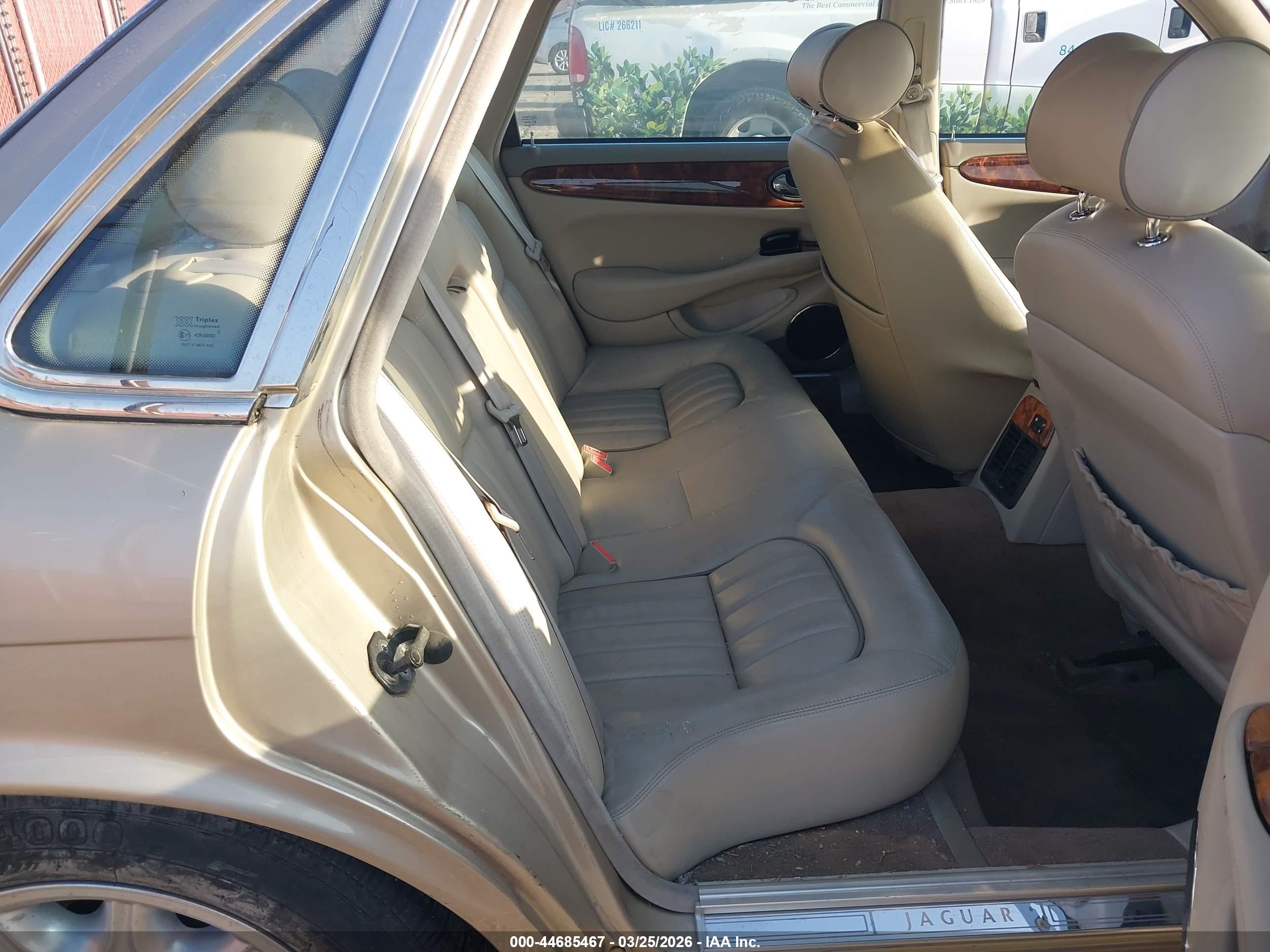 2000 Jaguar Xj8   Бежевый vin: SAJDA14C7YLF02799