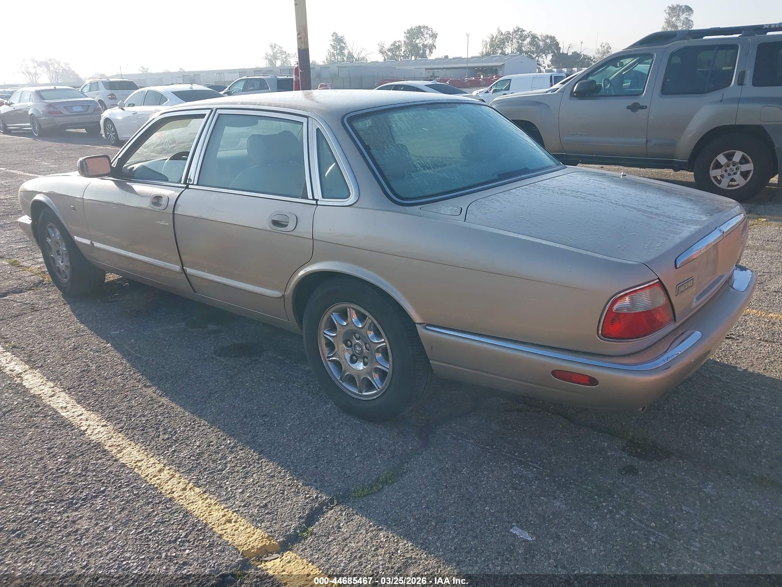 2000 Jaguar Xj8   Бежевый vin: SAJDA14C7YLF02799