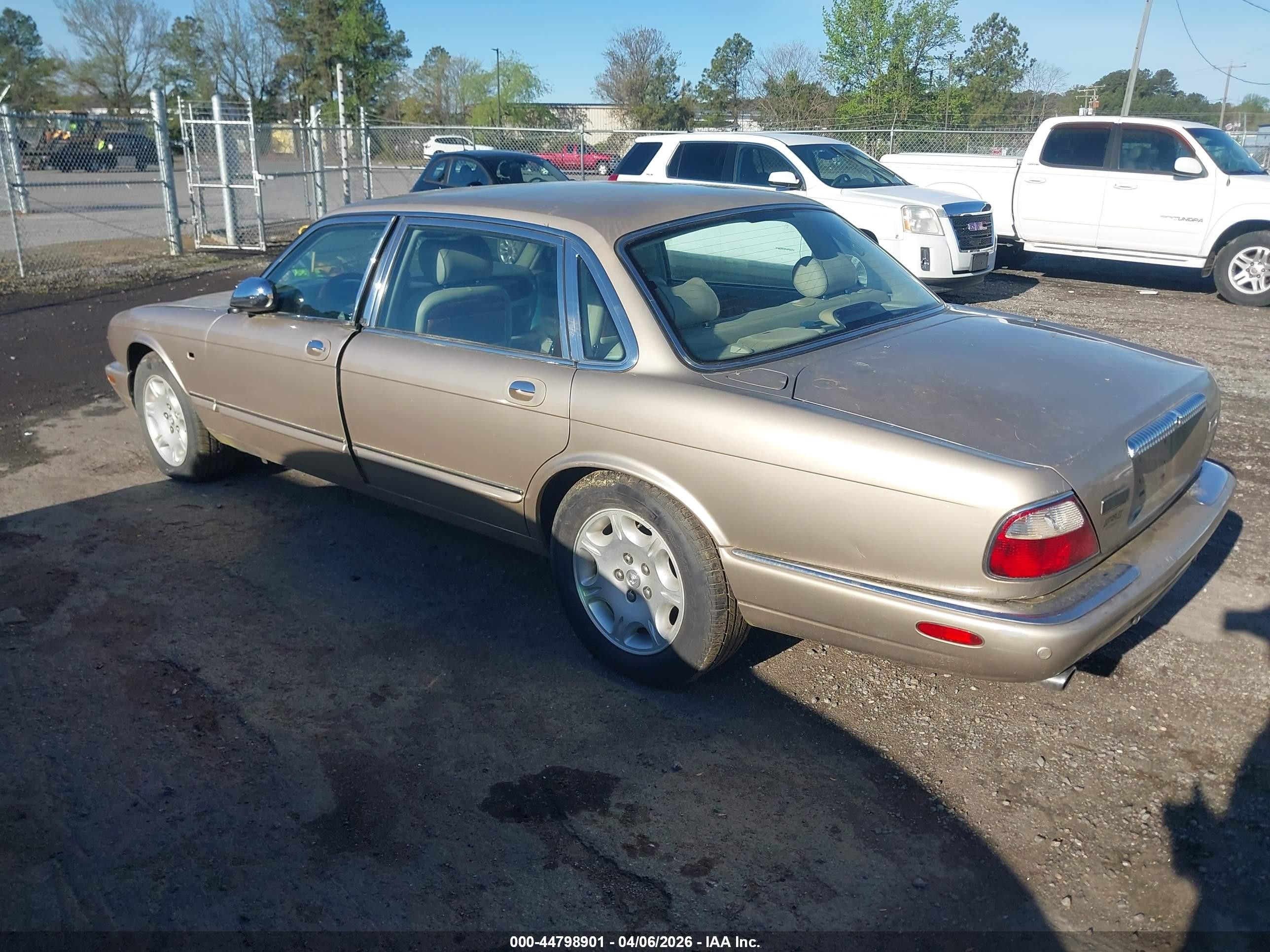 2002 Jaguar Xj8 Vanden Plas Золотой vin: SAJDA24C22LF41748