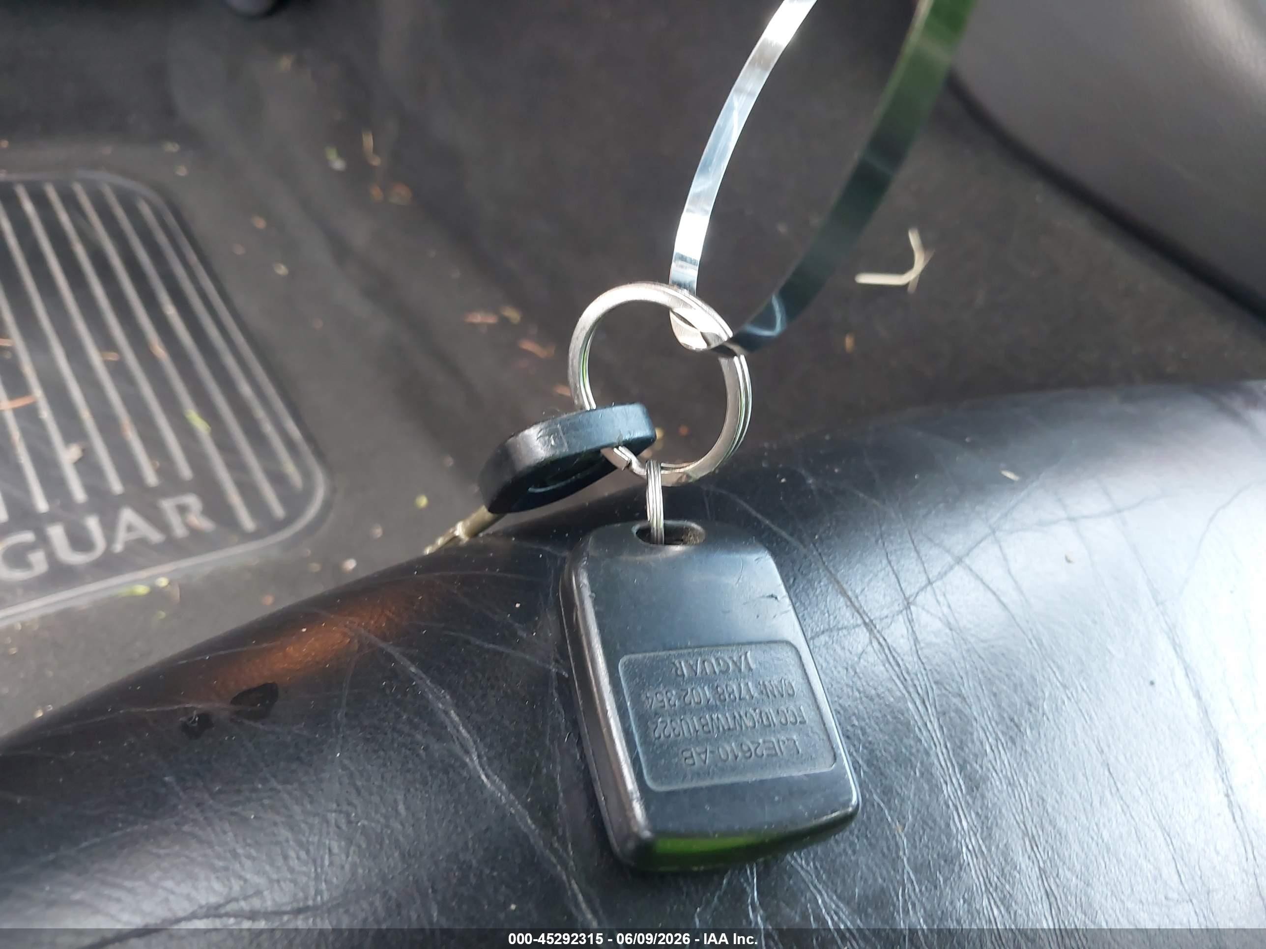 2002 Jaguar Xkr   Серебряный vin: SAJDA42B62PA26315
