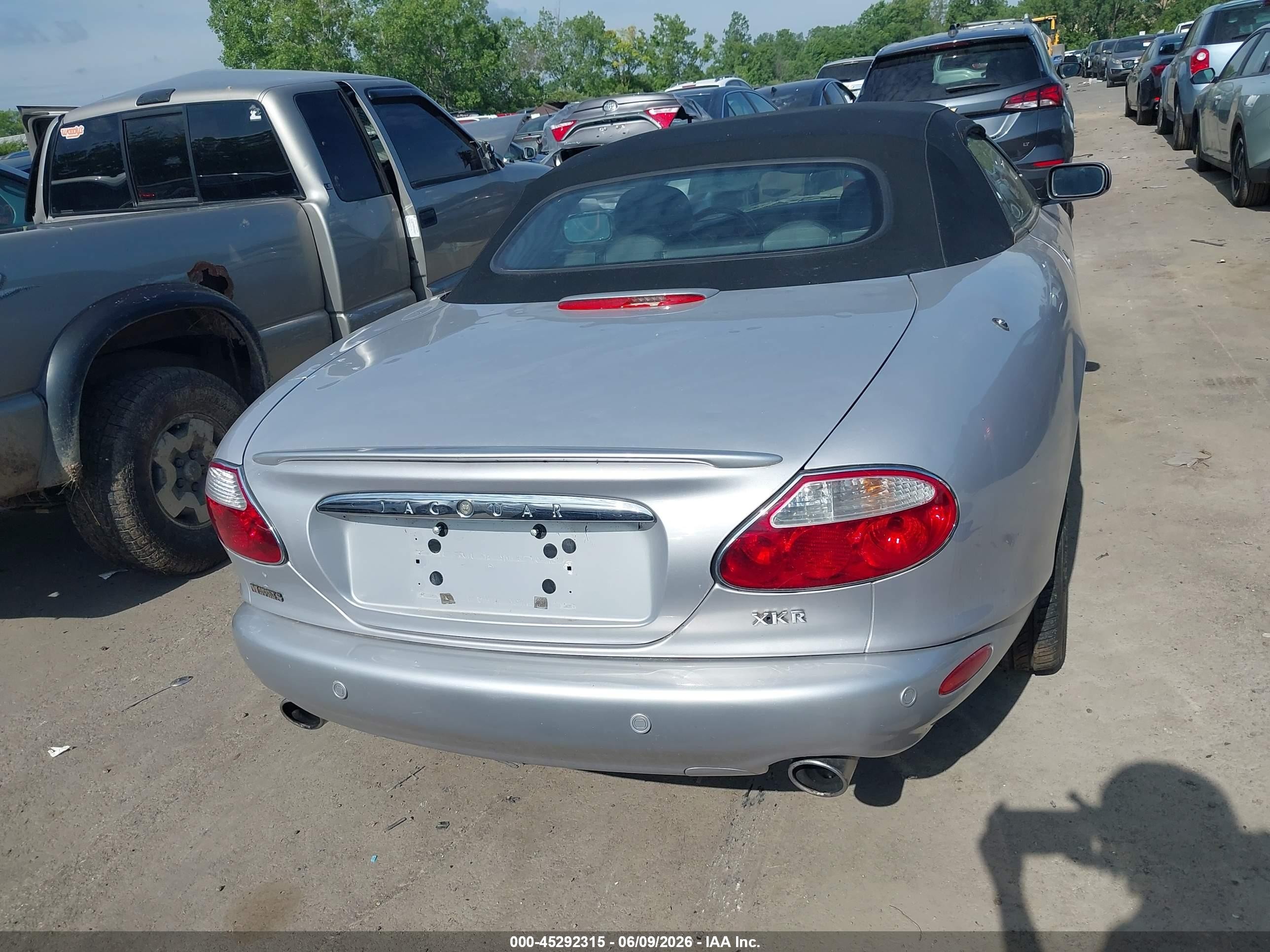 2002 Jaguar Xkr   Серебряный vin: SAJDA42B62PA26315