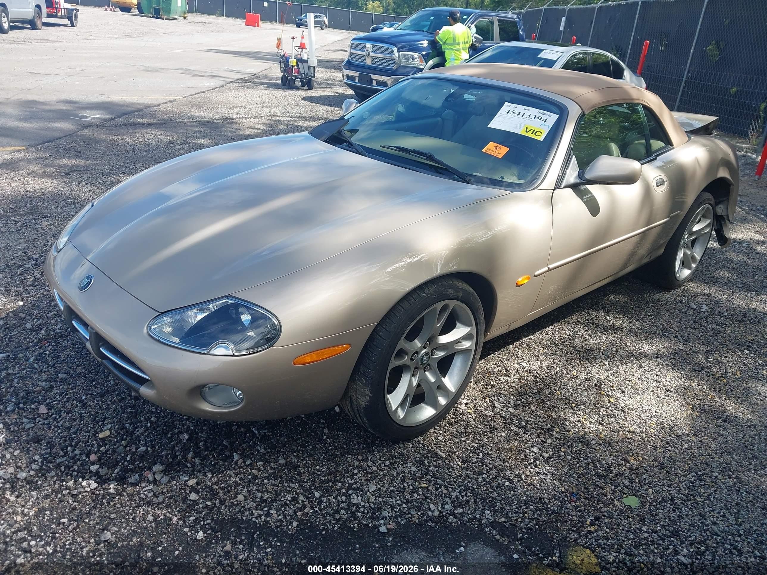 2003 Jaguar Xk8   Gold vin: SAJDA42C132A31395