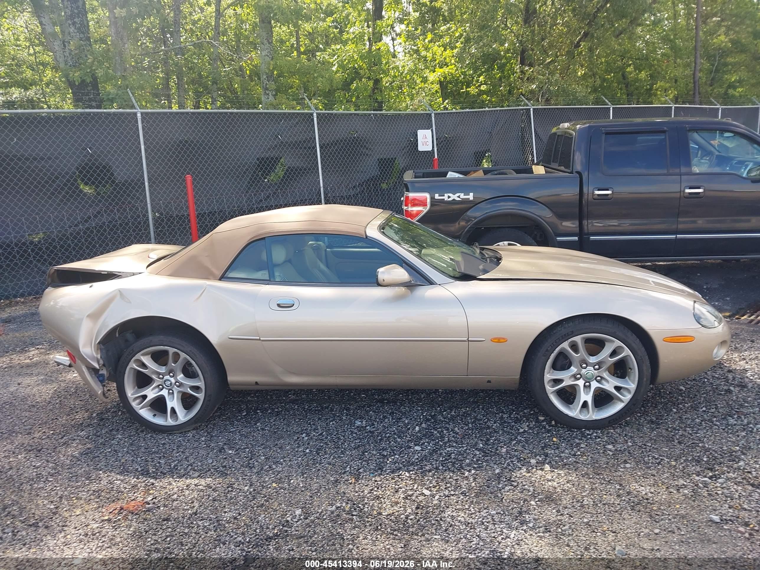 2003 Jaguar Xk8   Gold vin: SAJDA42C132A31395