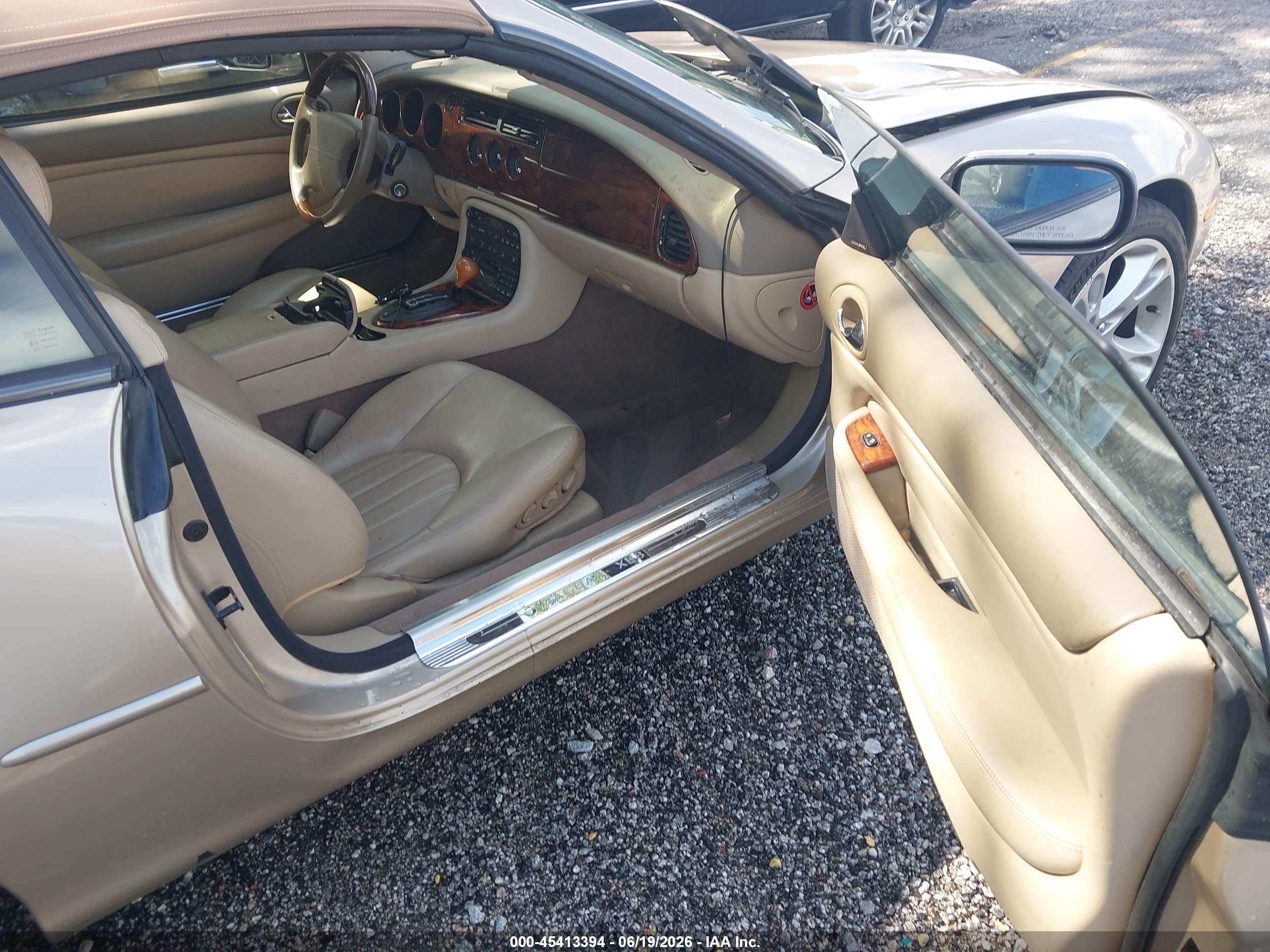 2003 Jaguar Xk8   Gold vin: SAJDA42C132A31395