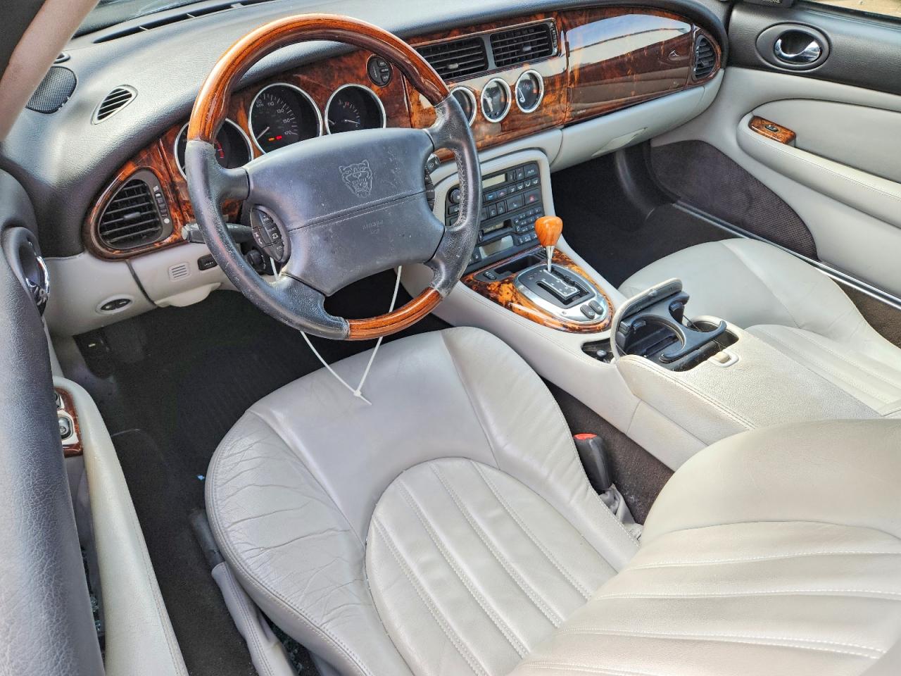 2005 Jaguar Xk8 Silver vin: SAJDA42C252A44305