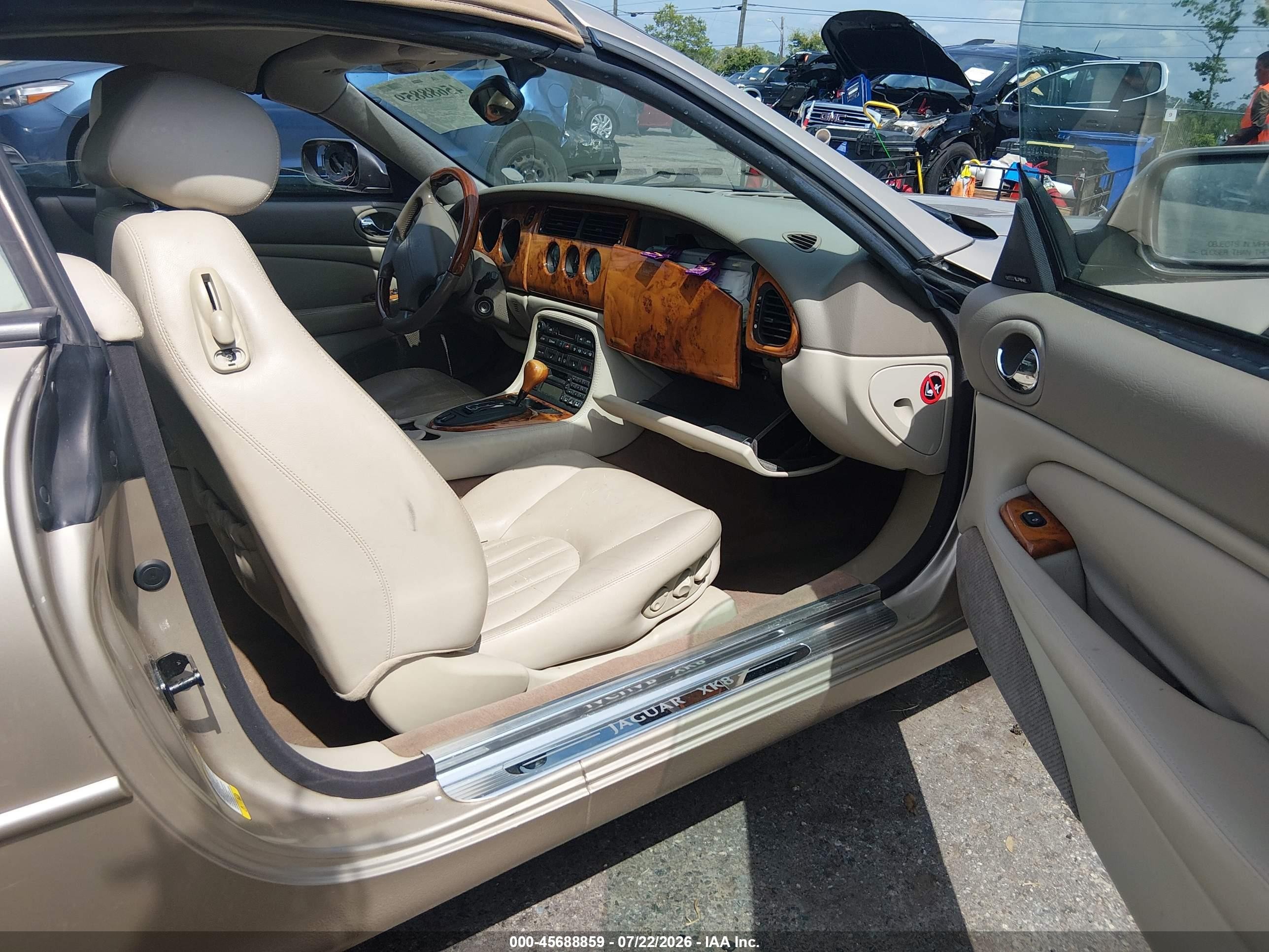 2002 Jaguar Xk8 Beige vin: SAJDA42C32NA24901