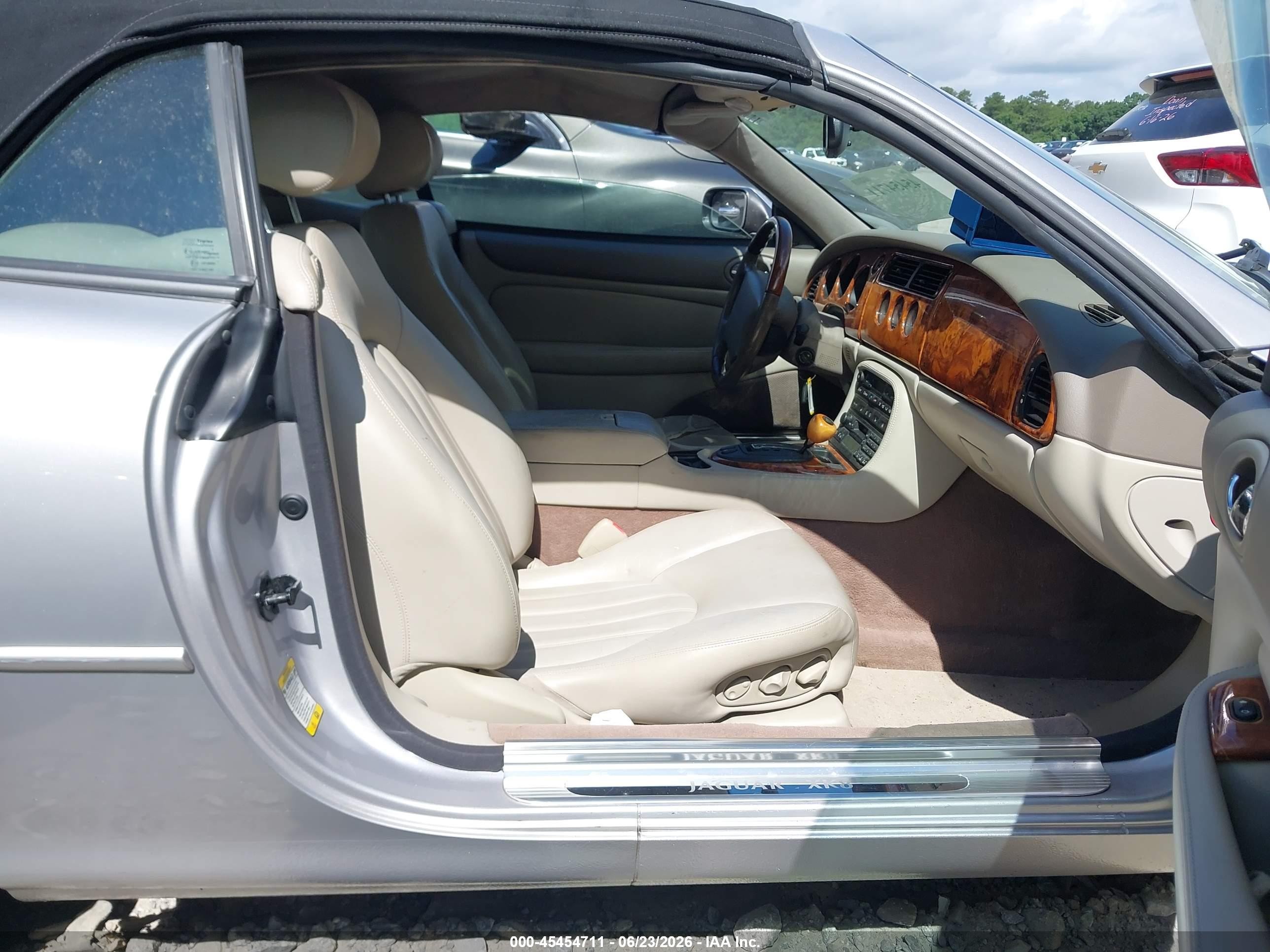 2002 Jaguar Xk8   Silver vin: SAJDA42C92NA25034