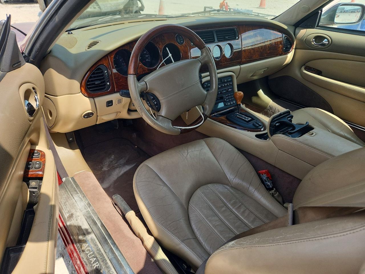 2002 Jaguar Xk8 Burgundy vin: SAJDA42CX2NA24037