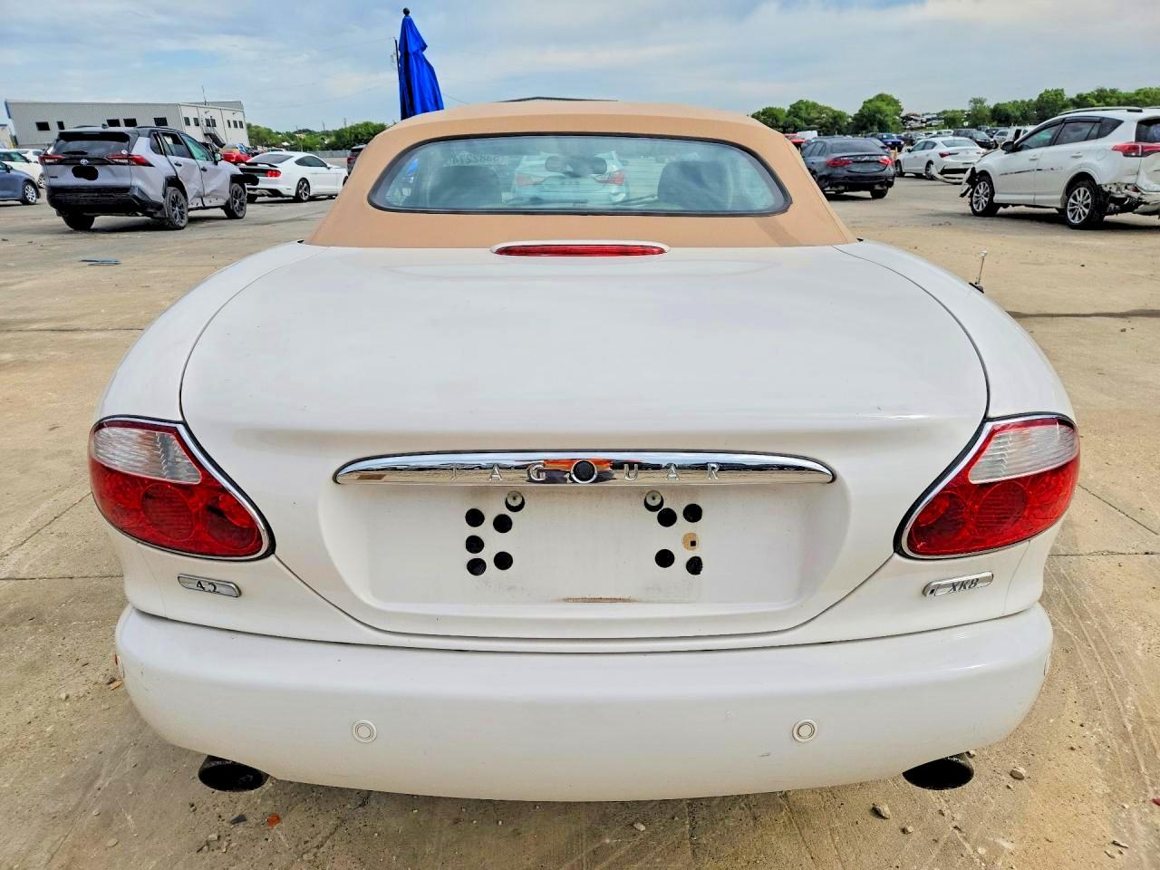 2006 Jaguar Xk8 White vin: SAJDA42CX62A45655