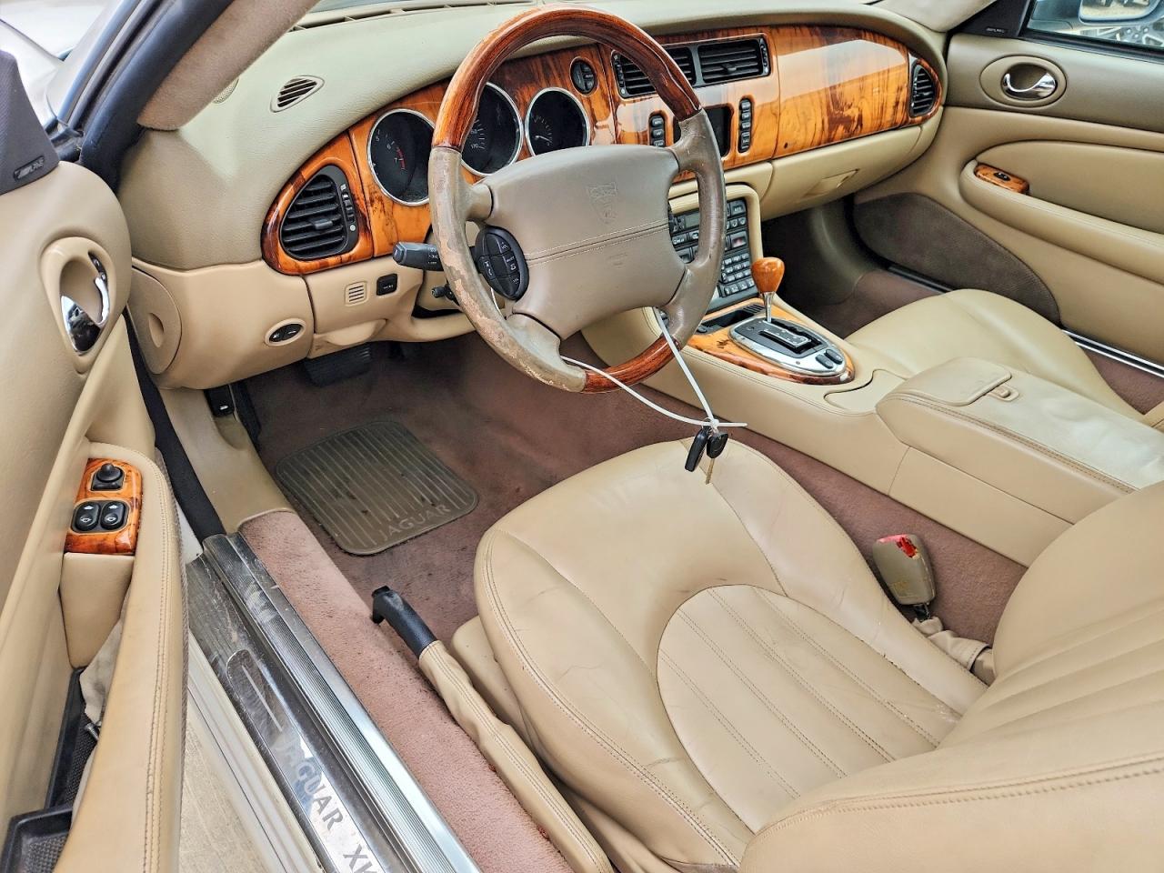2006 Jaguar Xk8 White vin: SAJDA42CX62A45655