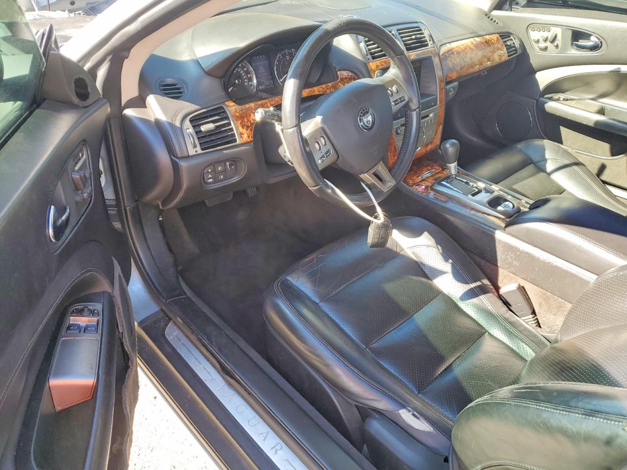 2007 Jaguar Xk Silver vin: SAJDA43B475B04155