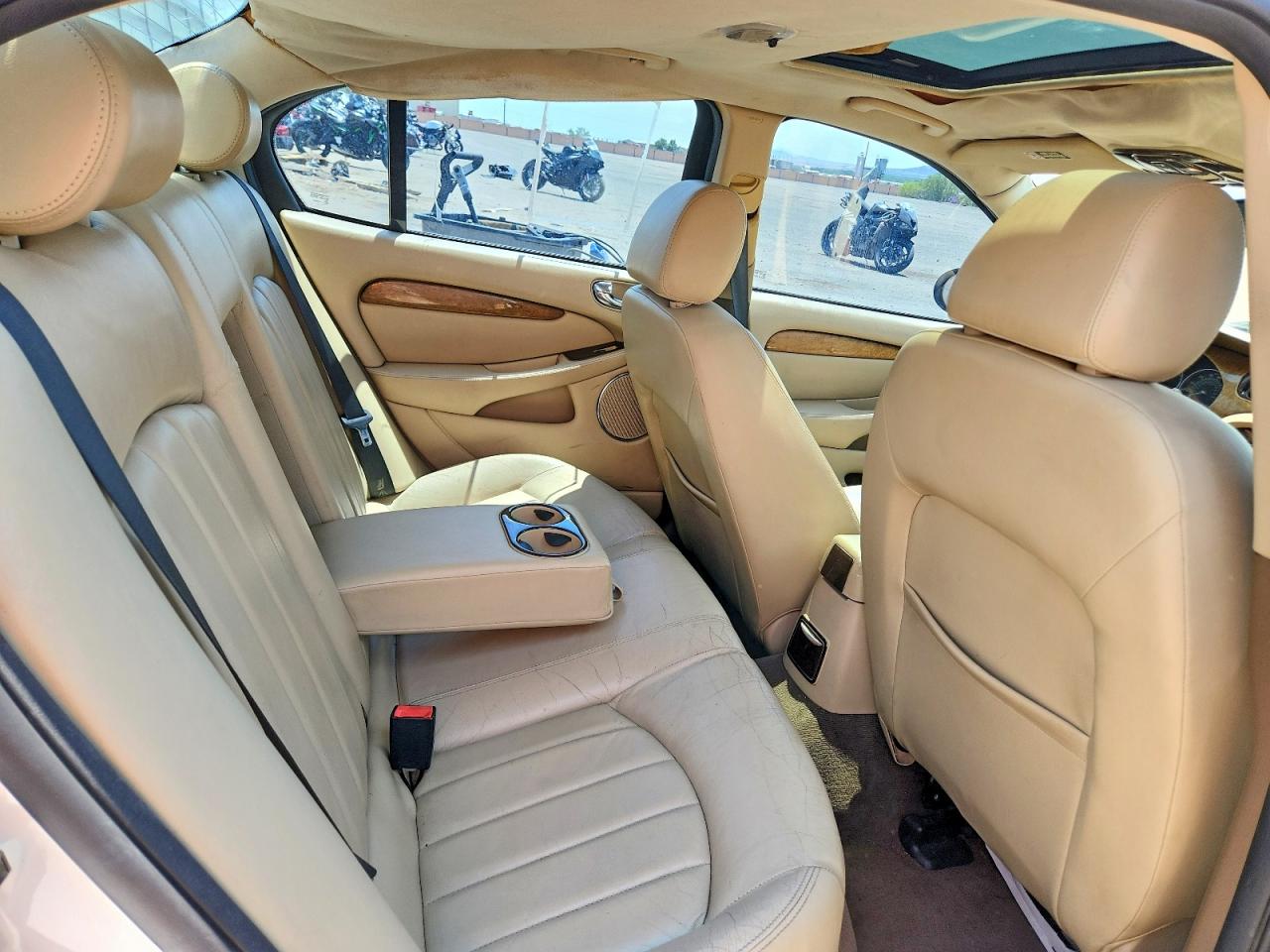 2004 Jaguar X-type 3.0 White vin: SAJEA51C84WE12747