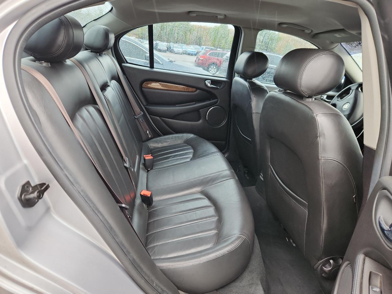 2002 Jaguar X-type 2.5 Silver vin: SAJEA51D92XC74006