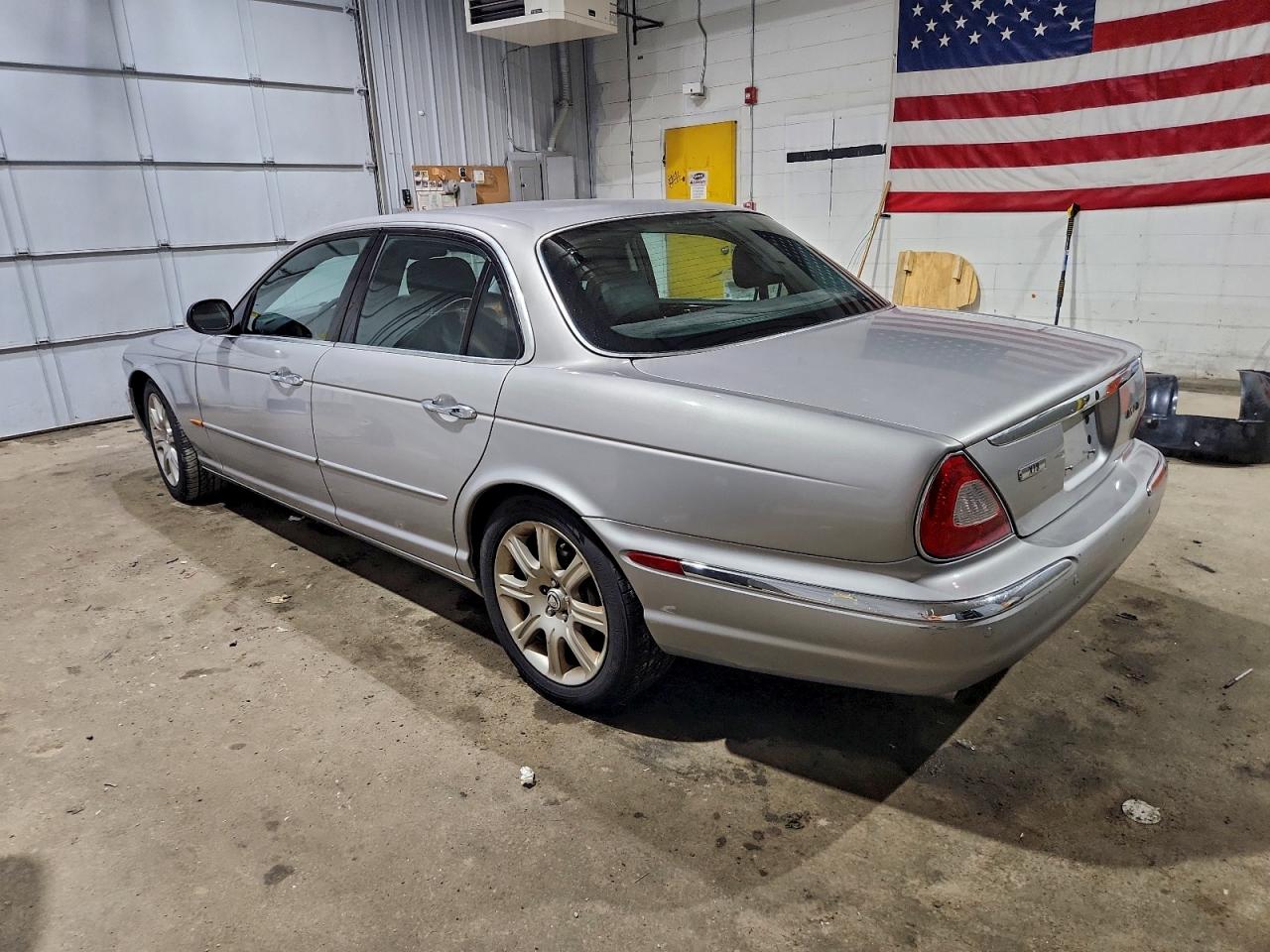 2004 Jaguar Xj8 Silver vin: SAJEA71C84SG03085