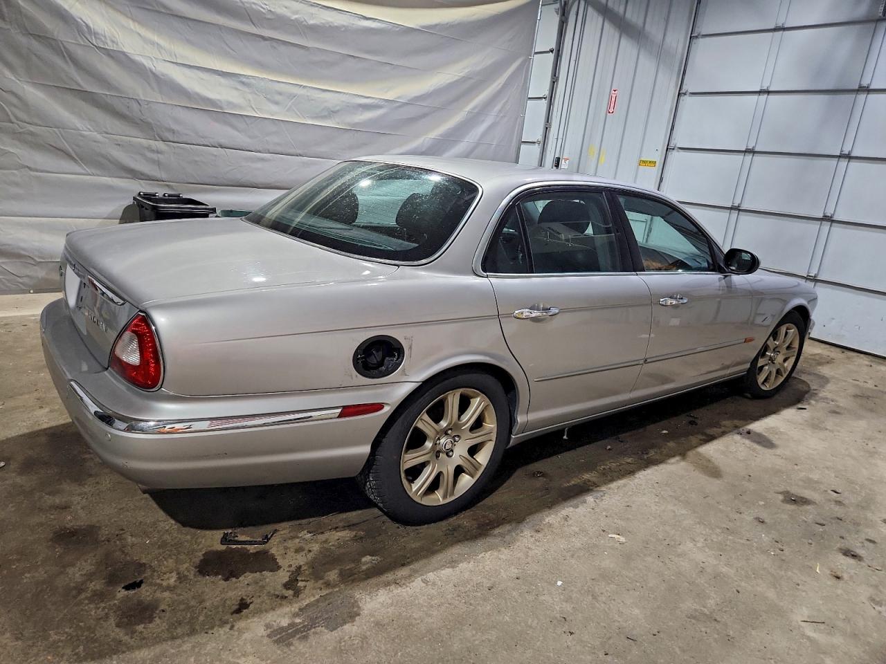 2004 Jaguar Xj8 Silver vin: SAJEA71C84SG03085