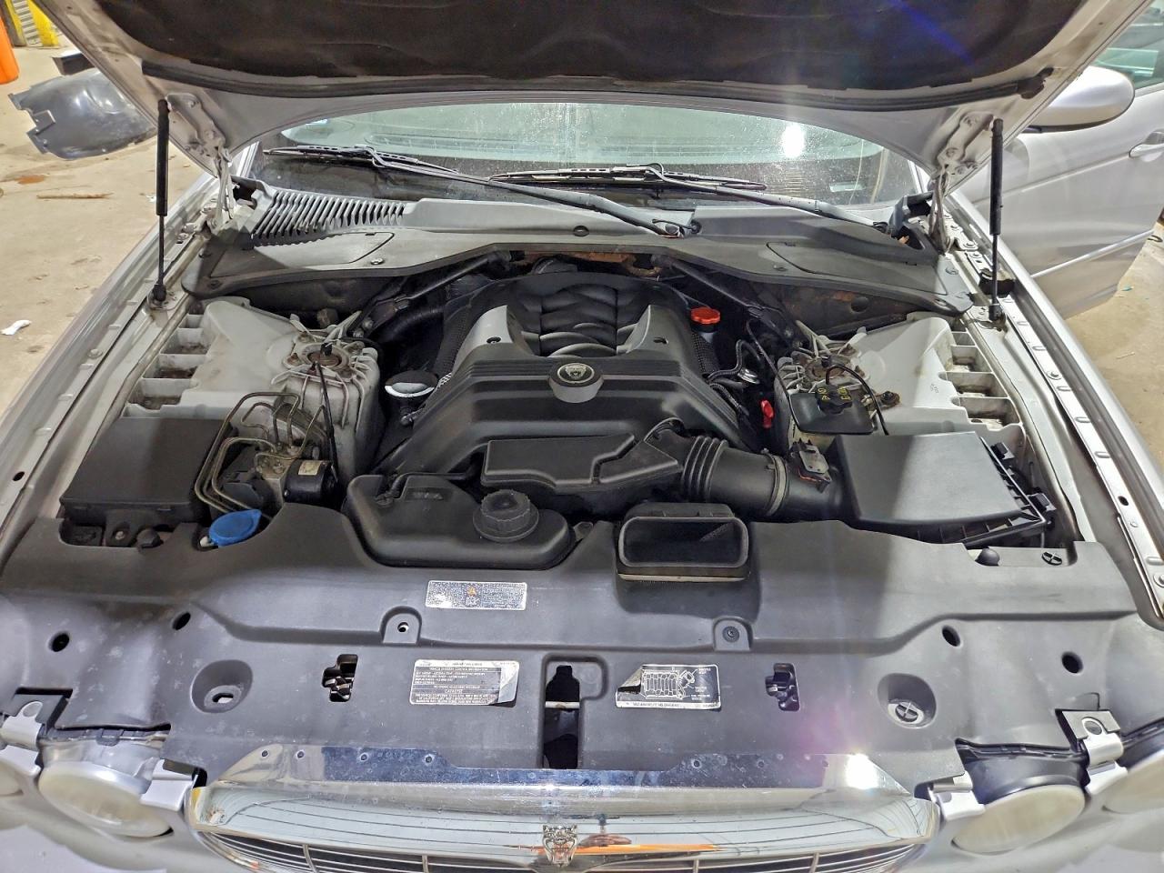 2004 Jaguar Xj8 Silver vin: SAJEA71C84SG03085