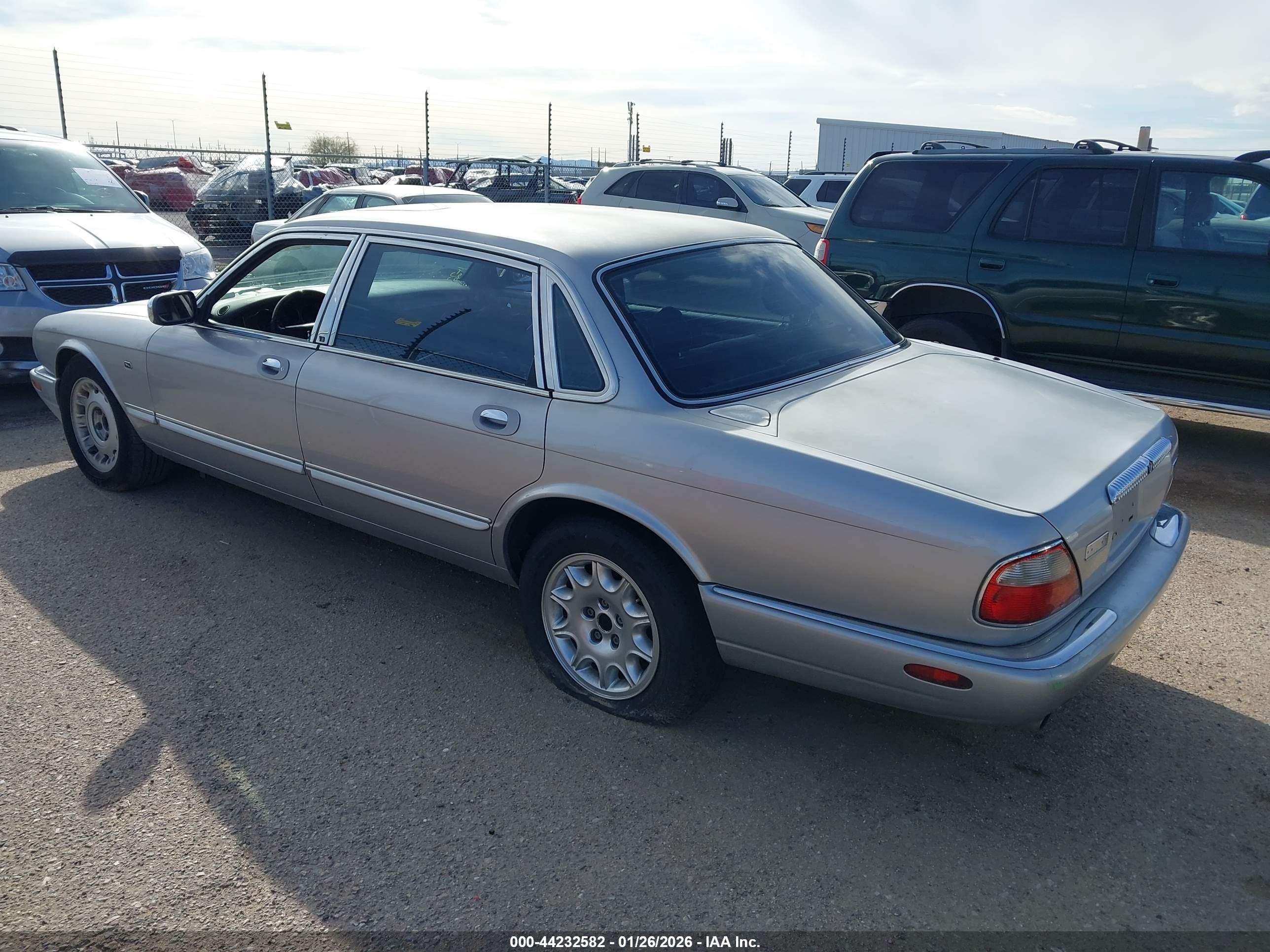 2000 Jaguar Xj8 Vanden Plas Silver vin: SAJFA24C3YLF01860