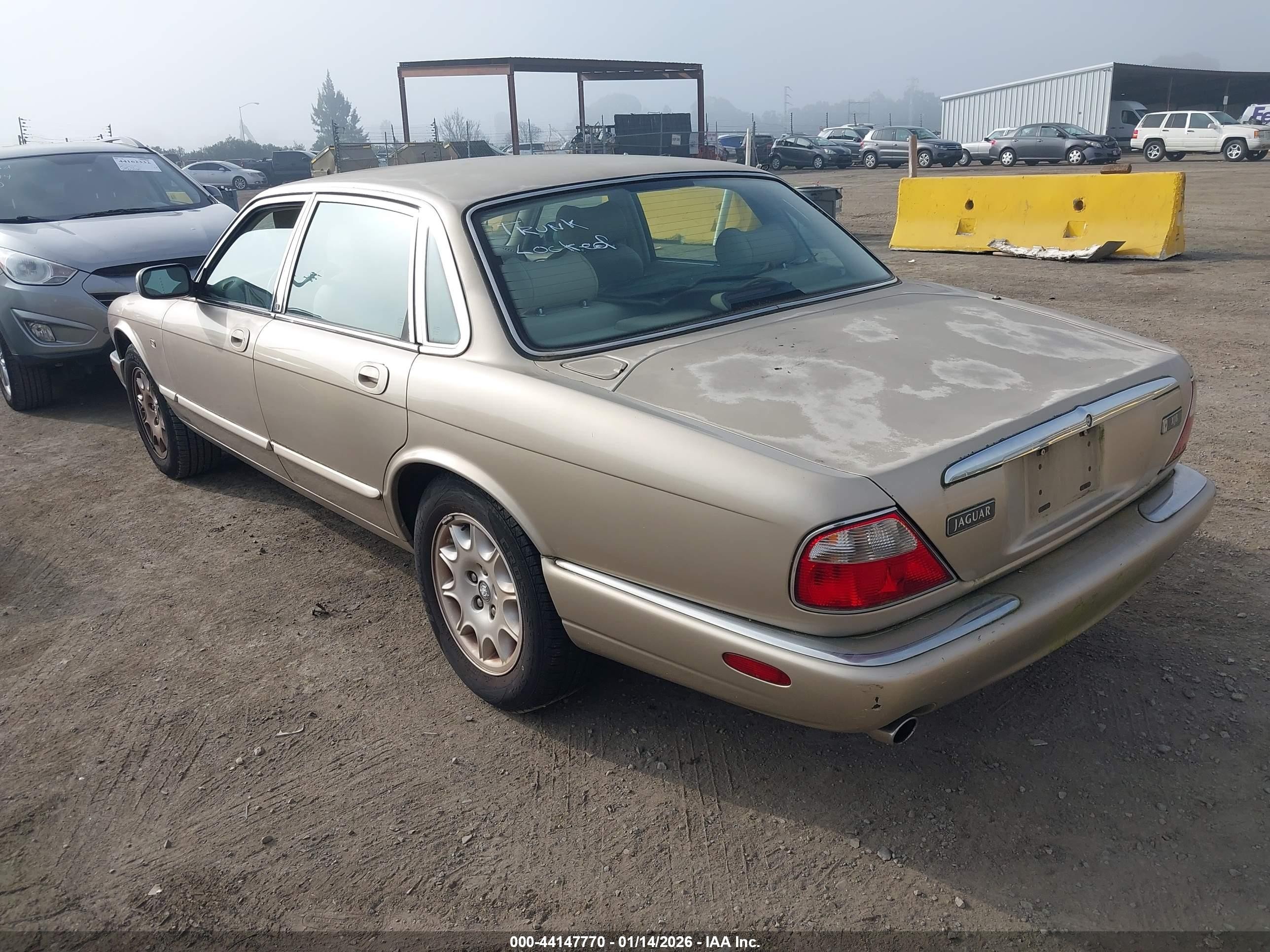 1999 Jaguar Xj8   Gold vin: SAJHD1041XC875582
