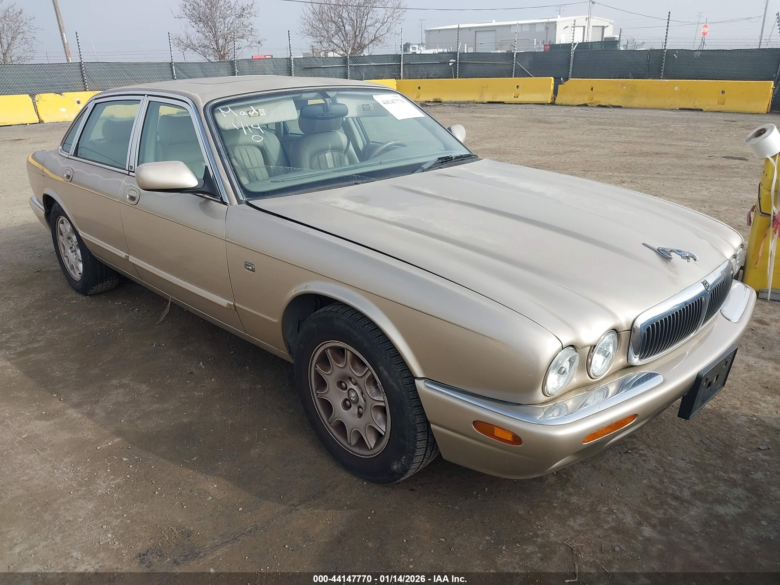 1999 Jaguar Xj8   Gold vin: SAJHD1041XC875582