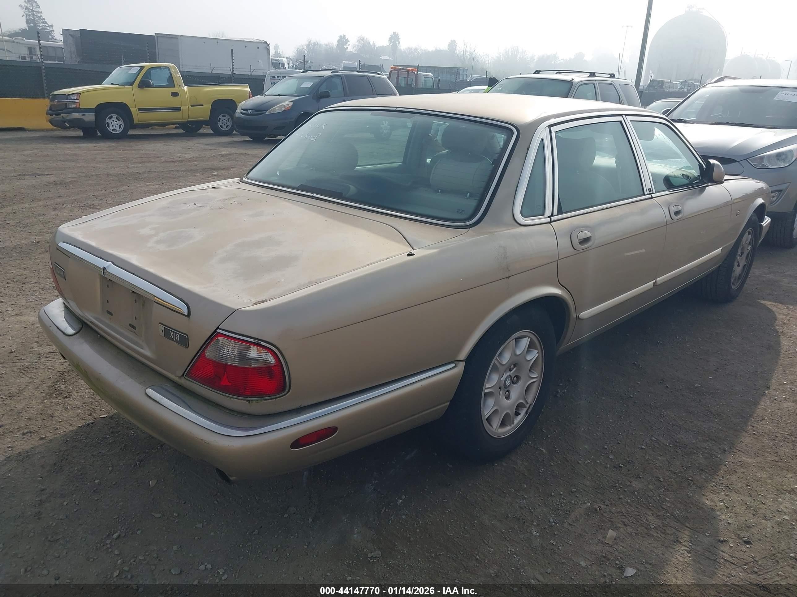 1999 Jaguar Xj8   Gold vin: SAJHD1041XC875582