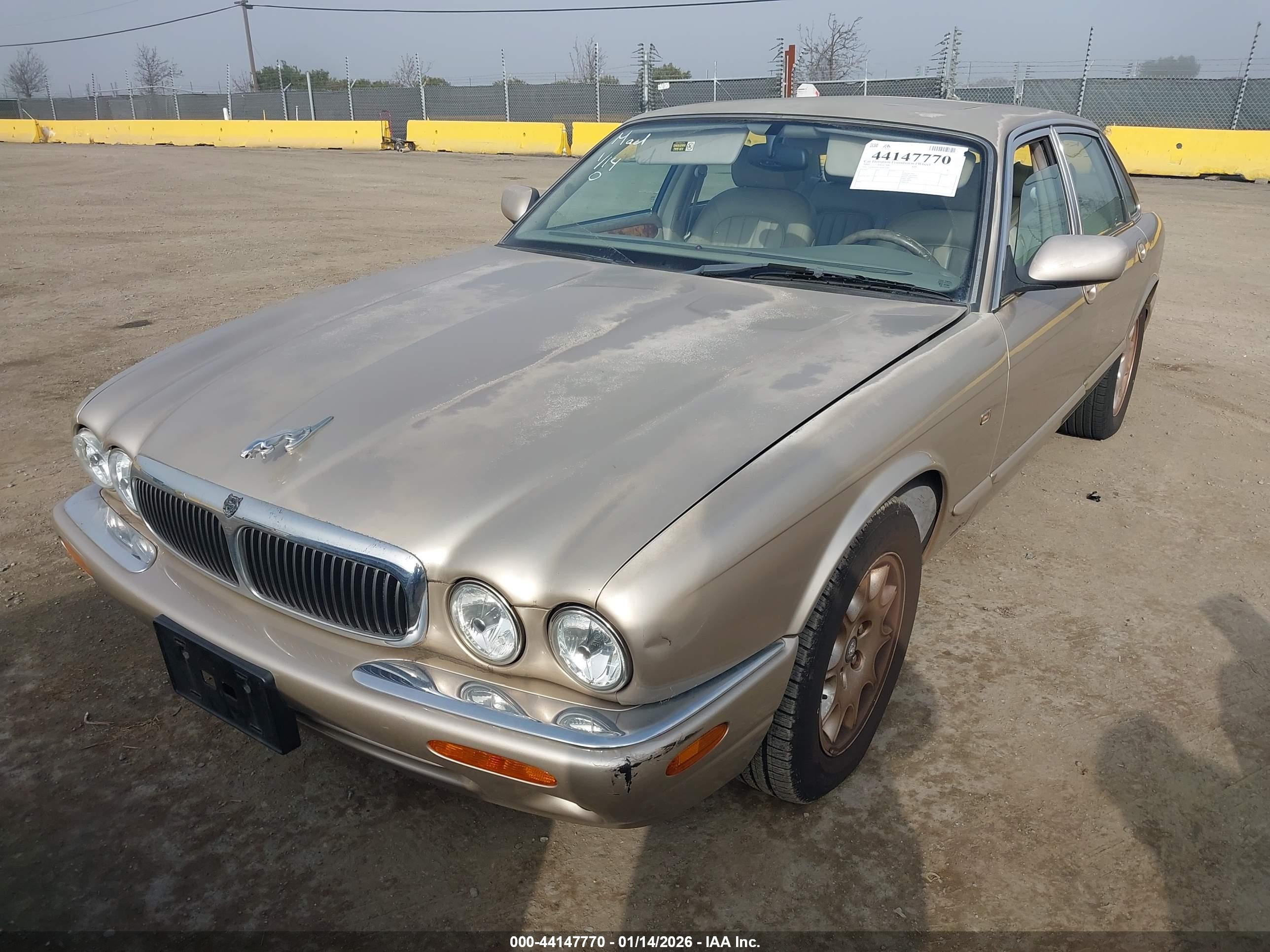 1999 Jaguar Xj8   Gold vin: SAJHD1041XC875582