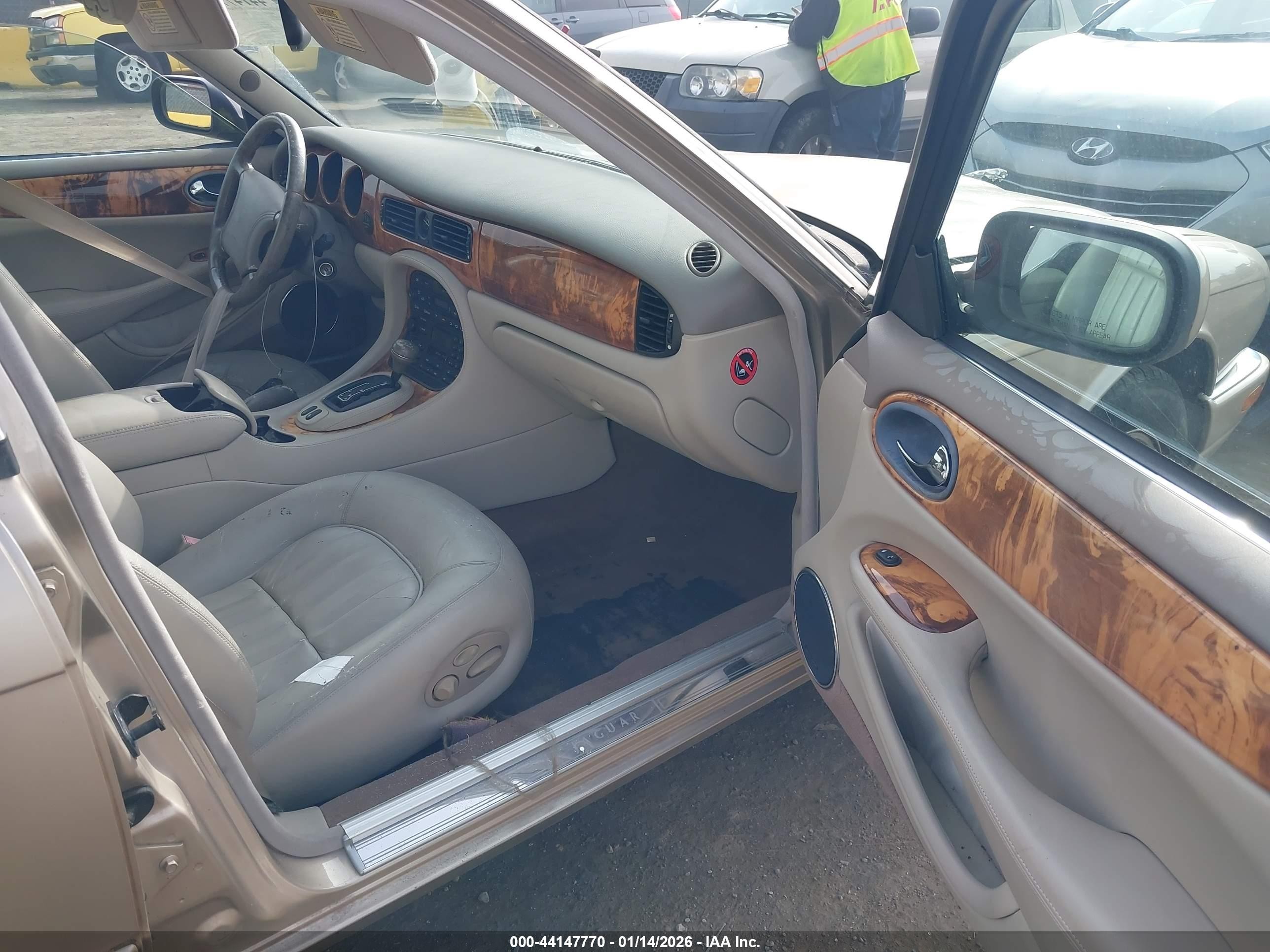 1999 Jaguar Xj8   Gold vin: SAJHD1041XC875582