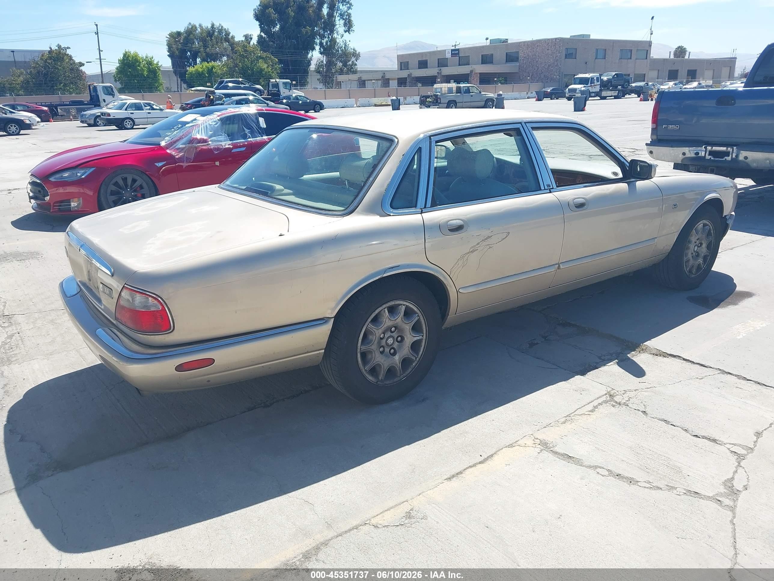 1999 Jaguar Xj8   Gold vin: SAJHD1041XC875582