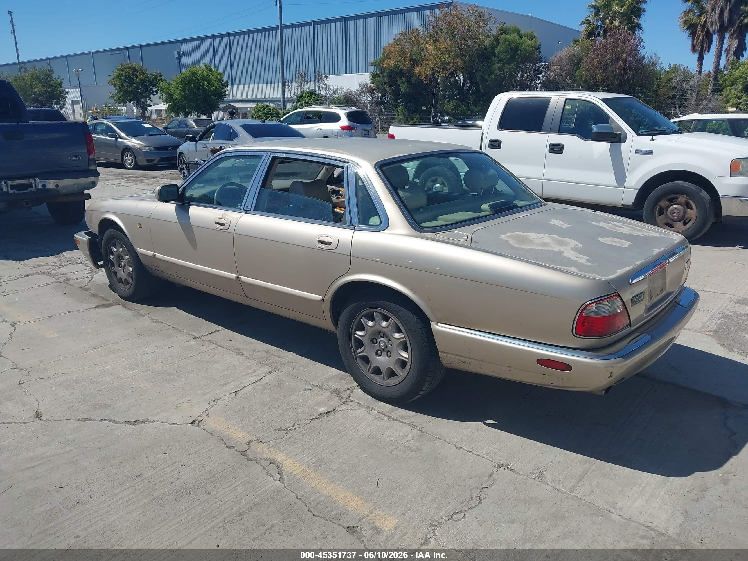 1999 Jaguar Xj8   Gold vin: SAJHD1041XC875582