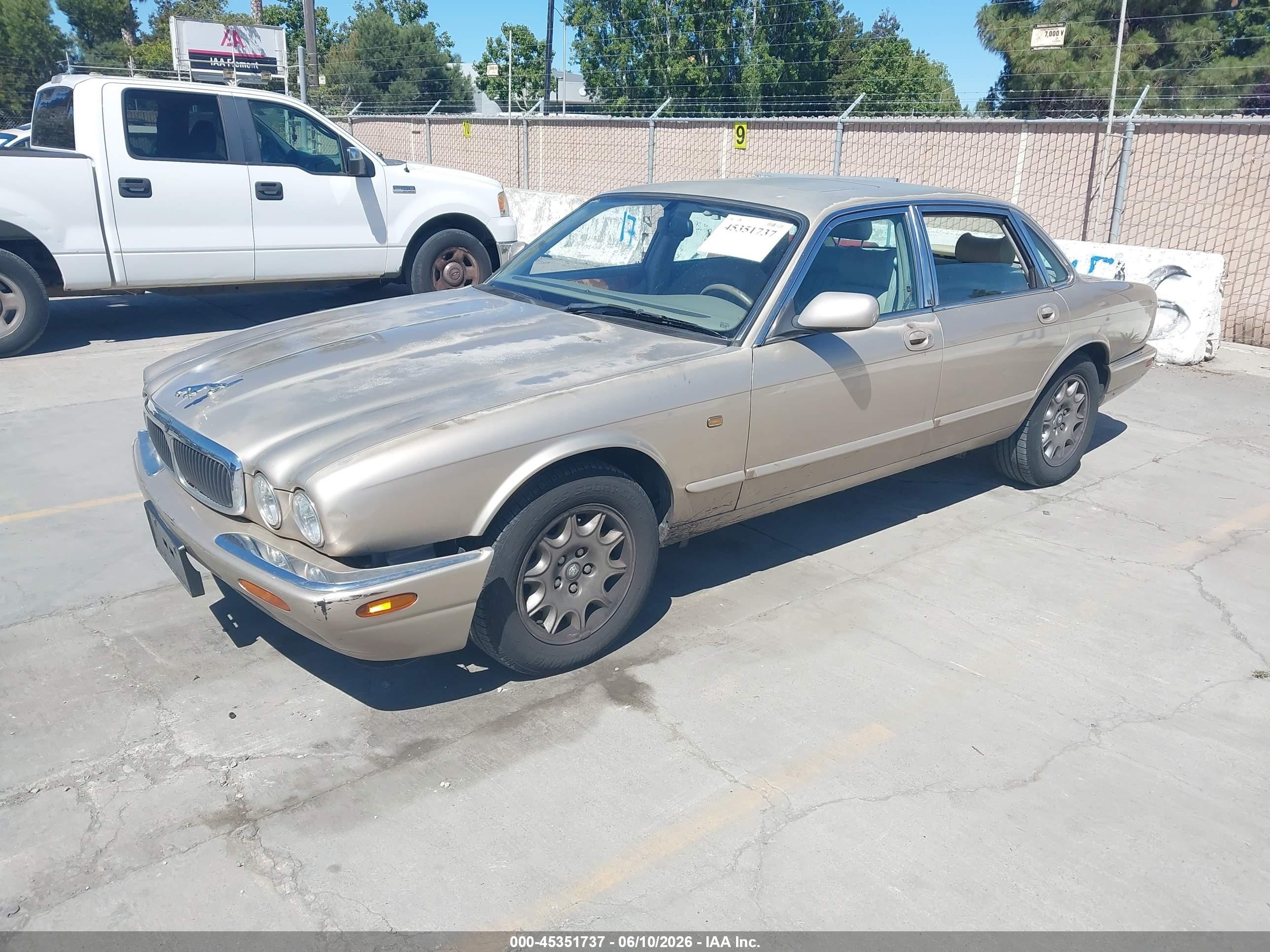 1999 Jaguar Xj8   Gold vin: SAJHD1041XC875582