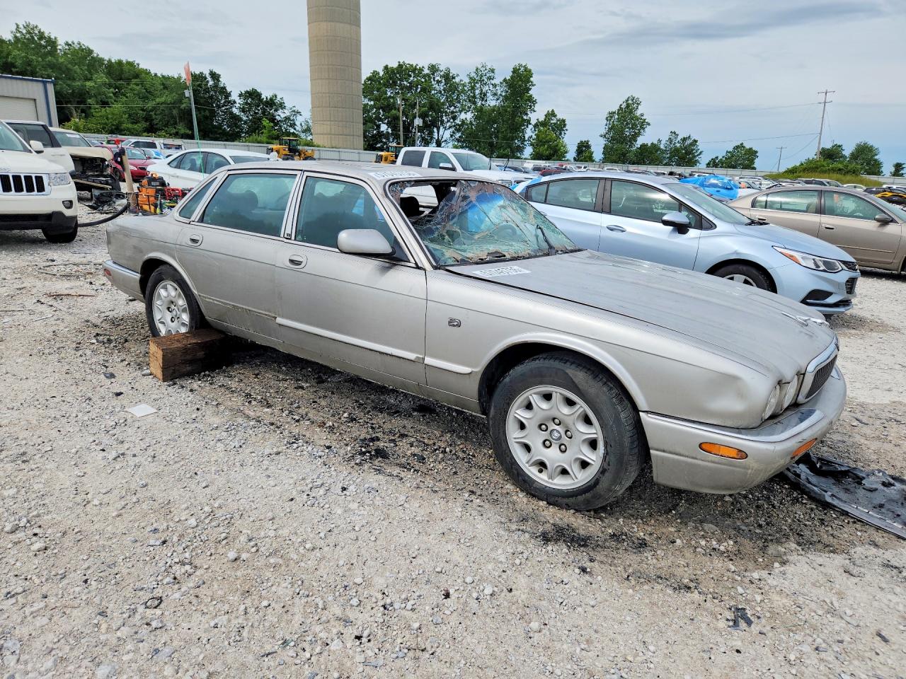 1999 Jaguar Xj8 Beige vin: SAJHD104XXC870171