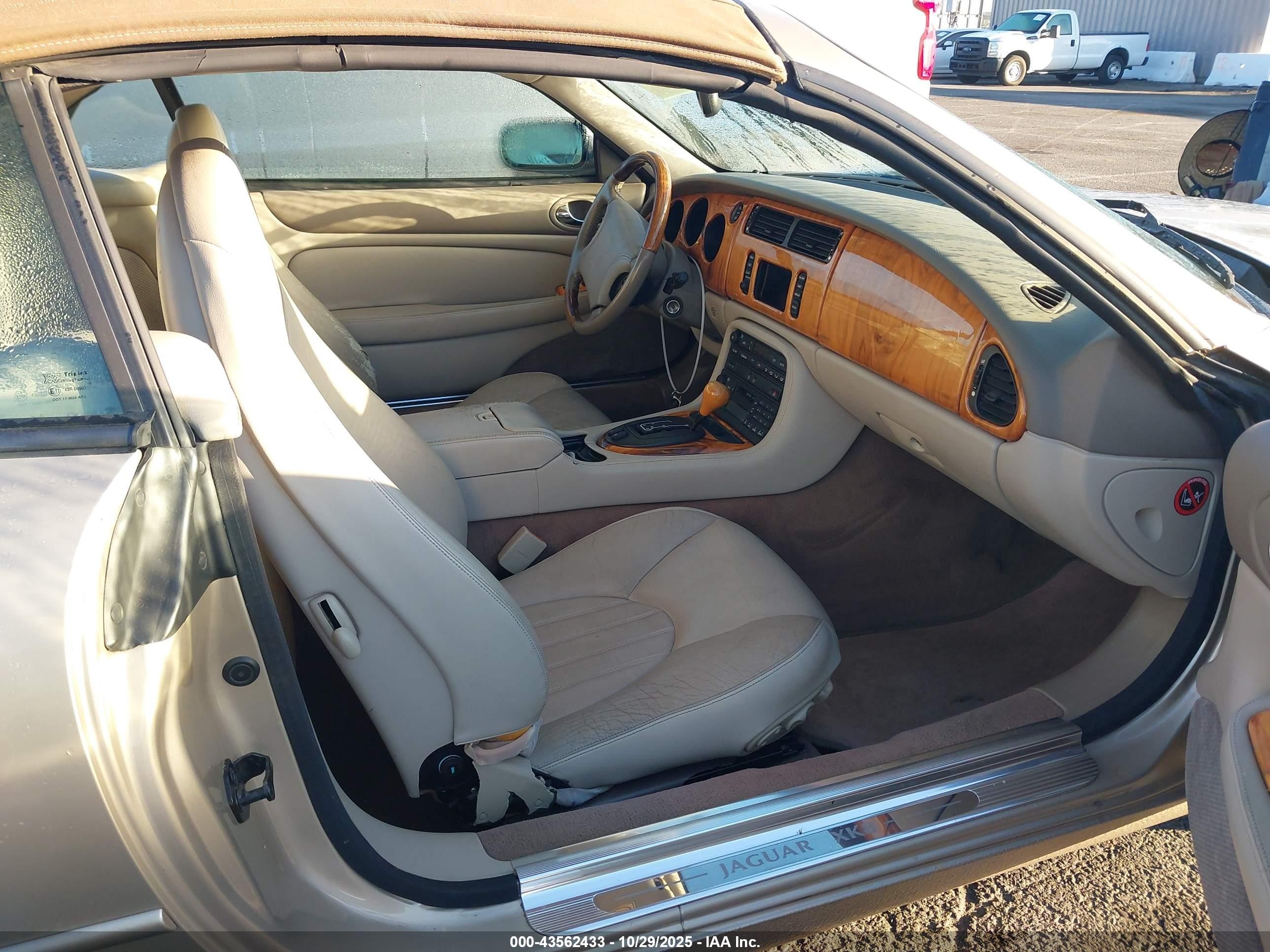 2000 Jaguar Xk8   Beige vin: SAJJA42C0YNA02298