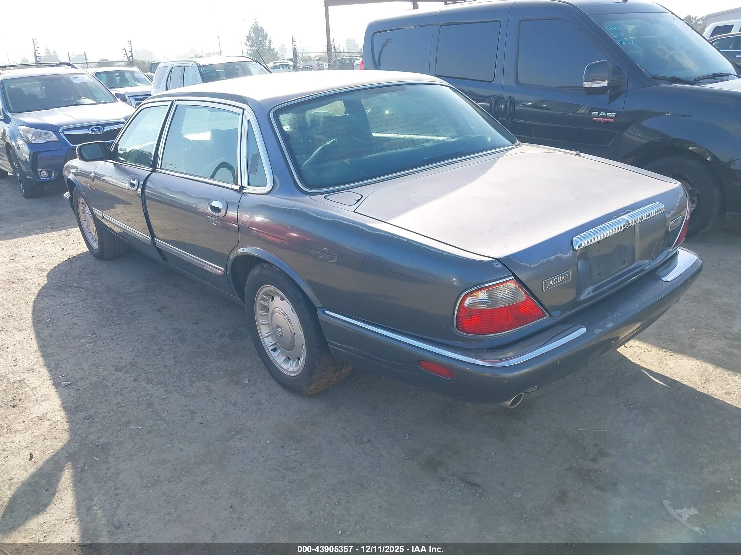1999 Jaguar Xj8 Vanden Plas Silver vin: SAJKD6041XC876198